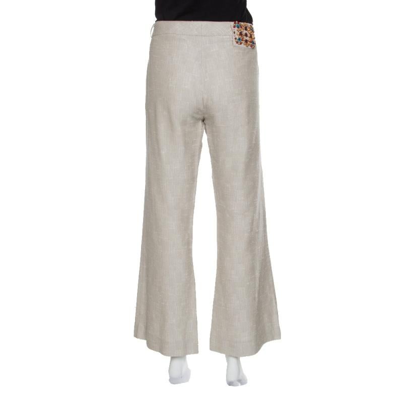 Lounge around in comfort with these pants from Matthew Williamson. The creation flaunts an understated beige hue and an embellished patch detail on the rear. You'll look amazing when you pair these wide leg pants with heels and a crop