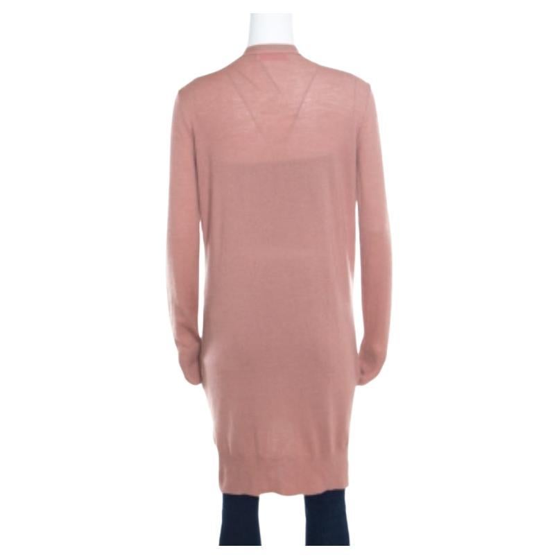 Matthew Williamson beglückt uns mit dieser wunderschönen Strickjacke aus Wolle und Kaschmir. Es ist mit Knöpfen vorne, langen Ärmeln und Verzierungen versehen. Die karamellbraune Strickjacke ist eine ideale Ergänzung für Ihren Kleiderschrank.