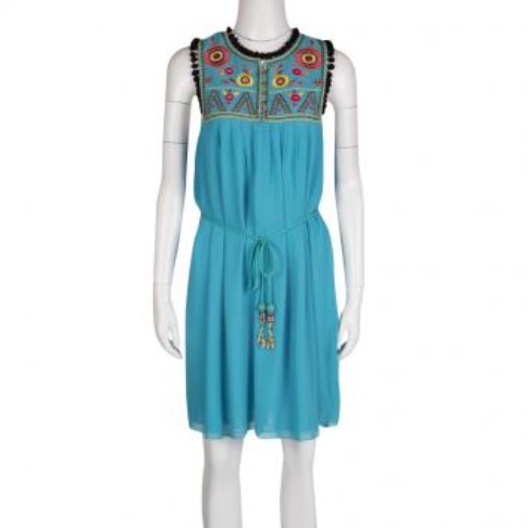 Questo abito di Matthew Williamson è tanto delizioso quanto splendido ed elegante. Realizzato in seta, l'abito sfoggia ricami floreali e piccoli pom pom sul carré e una cravatta in vita. Disegnato alla perfezione, questo abito blu fuga sarà favoloso