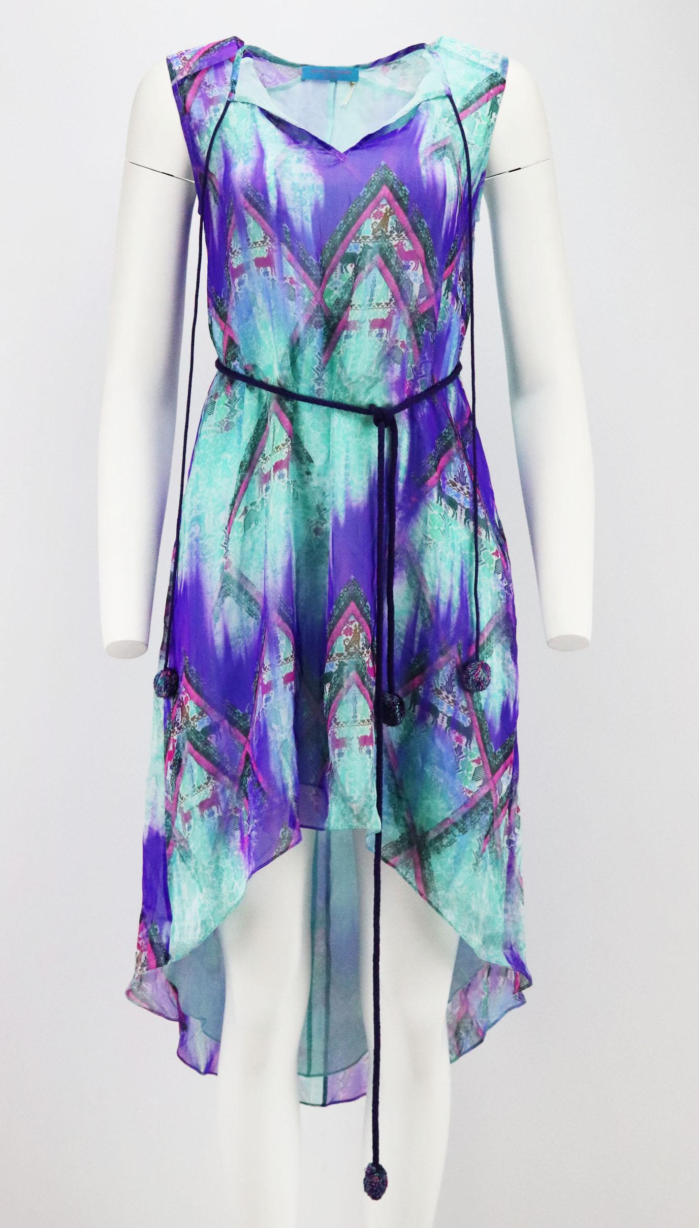 Este vestido Escape de Matthew Williamson está estampado con bellos tonos, está confeccionado en un vaporoso tejido de seda estampada y tiene una silueta relajada con escote en pico y un cinturón para ceñirte la cintura.
Seda multicolor.
Se