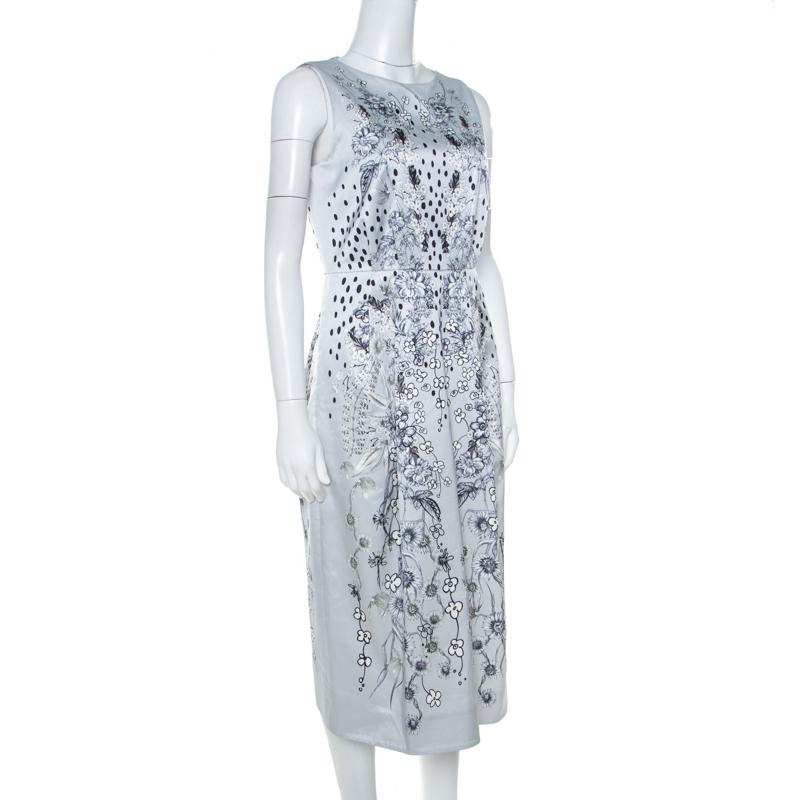 An exquisite fusion of class and grace is this Matthew Williamson dress. It comes in a sleeveless style with floral prints all over and a back zipper. This dress will look just right with pumps and sandals alike.

