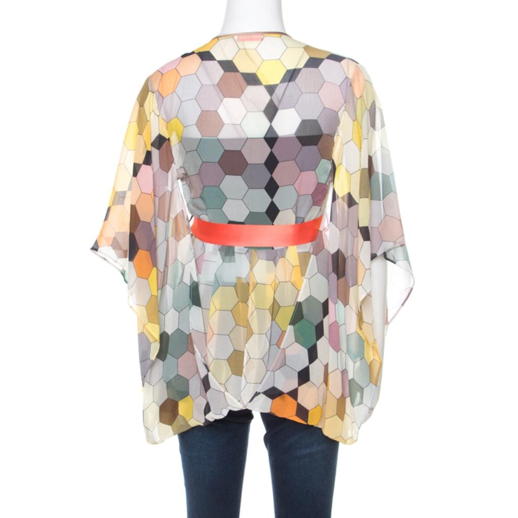 Matthew Williamson's kimono tunic is a stylish piece to flaunt on your casual outings. This gorgeous piece is adorned with honeycomb prints throughout accompanied by a bow detail. Exuding a contemporary finish, the tunic can be teamed with cropped