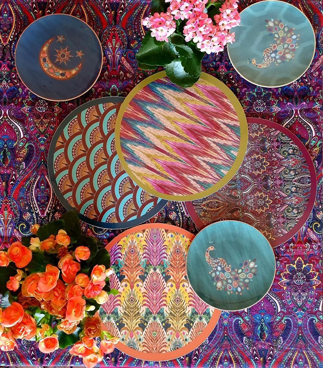 The peckocks, the feathers and the colors 
All MW world can be brought on your table thanks to these mats.
  