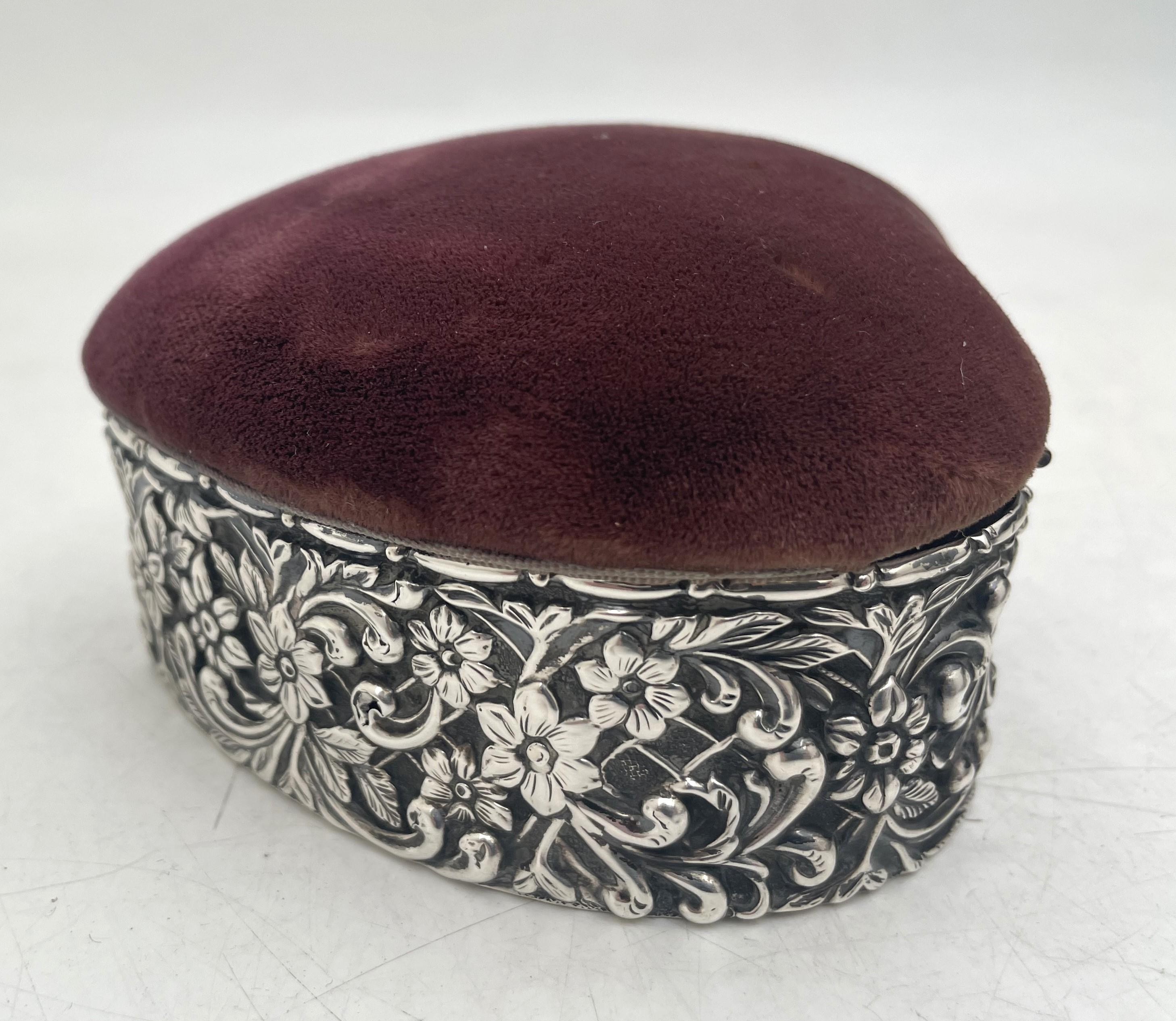 Henry Matthews, English sterling silver heart-shaped jewelry box from 1911 (Edwardian era) in repousse pattern, beautifully adorned with floral motifs. It measures 3 7/8'' by 3 5/8'' by 2 1/2'' in height, and bears hallmarks as shown.

Henry