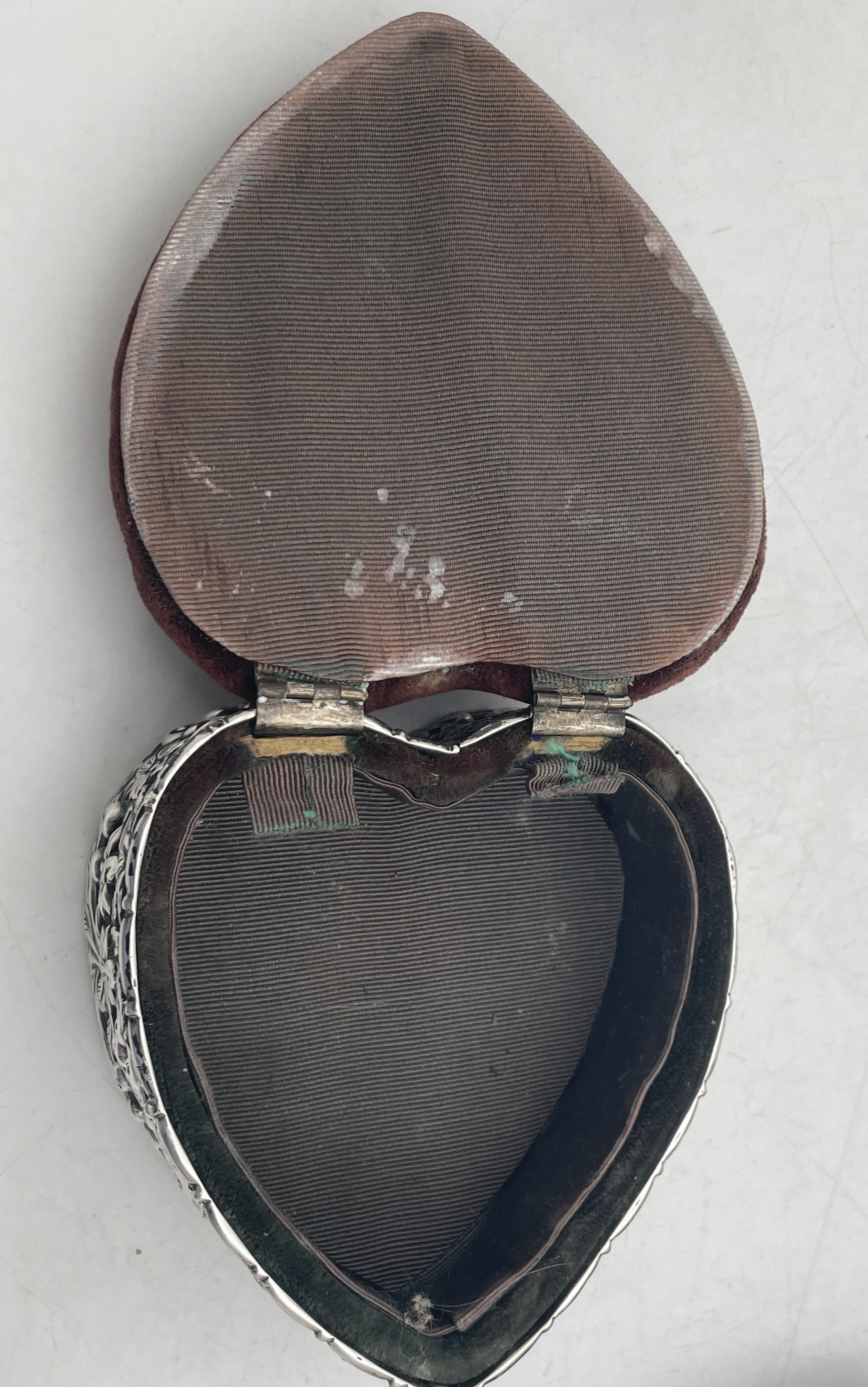 Début du 20ème siècle Boîte à bijoux anglaise Matthews de 1911 en argent sterling repoussé en forme de cœur en vente