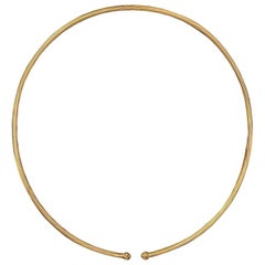 Collar puño "Twist" de oro amarillo de 18 quilates Matthia's & Claire Flexi