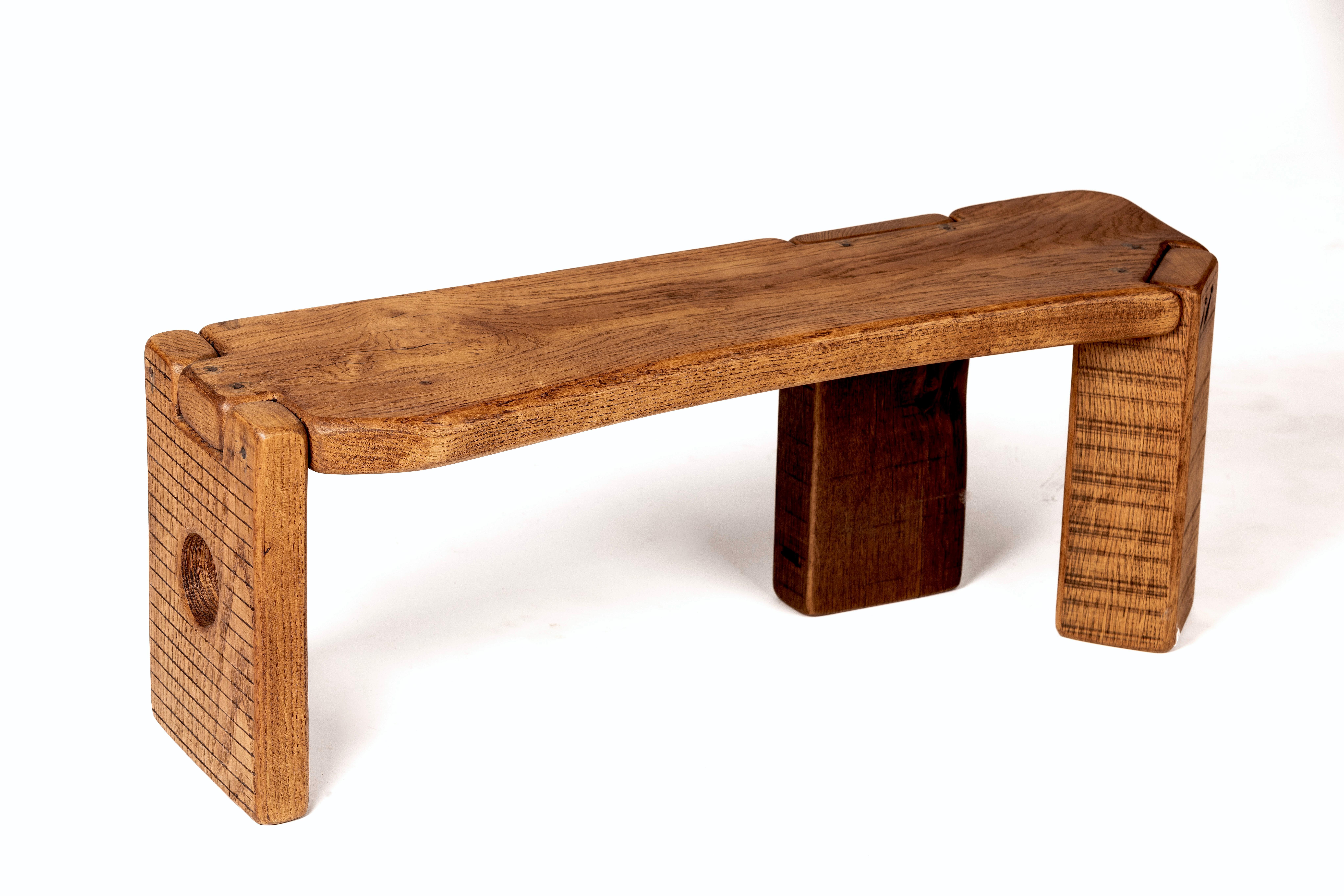 Questa piccola panca di Oak porterà immediatamente una sensazione di zen e calore alla tua stanza.   

Matthias Biberon (Parigi, 1977) vive e lavora a Perche (Normandia / Francia). Ha iniziato a lavorare con il legno nel 2019, abbandonando la