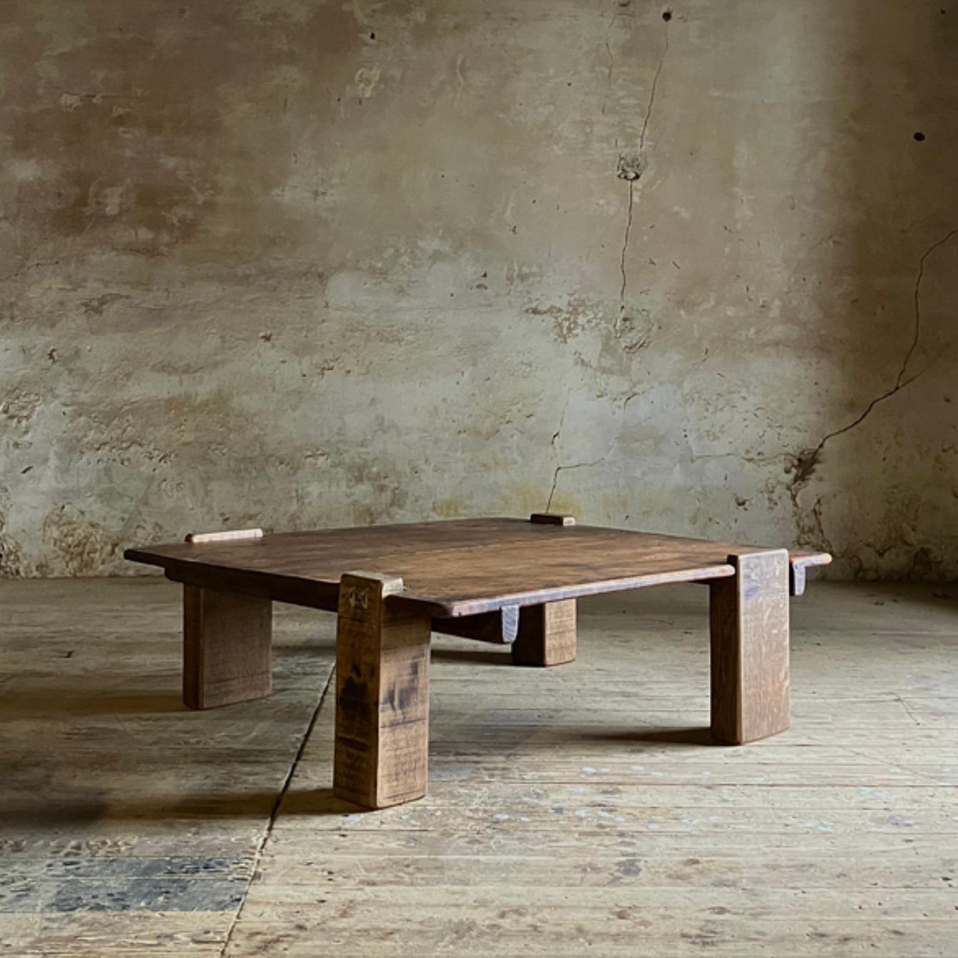 Cette table basse est un travail très spécial de Matthias Biberon, en cèdre japonais et en chêne. Toutes les articulations sont visibles est la signature de l'artiste dans la pure influence japonaise de la pensée Mingei et Wabi Sabi. C'est la beauté