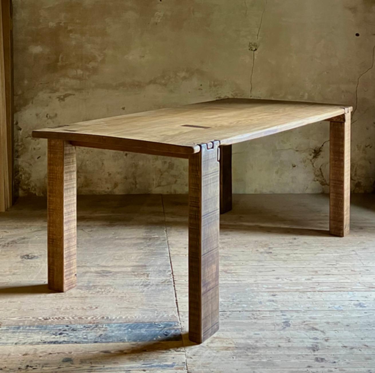 Cette table à manger est un travail typique de Matthias Biberon, en vieux bois de chêne, bien séché, un bois qui a été séché pendant plus de 40 ans, ce qui lui donne une patine particulière. Toutes les articulations sont visibles, la signature de