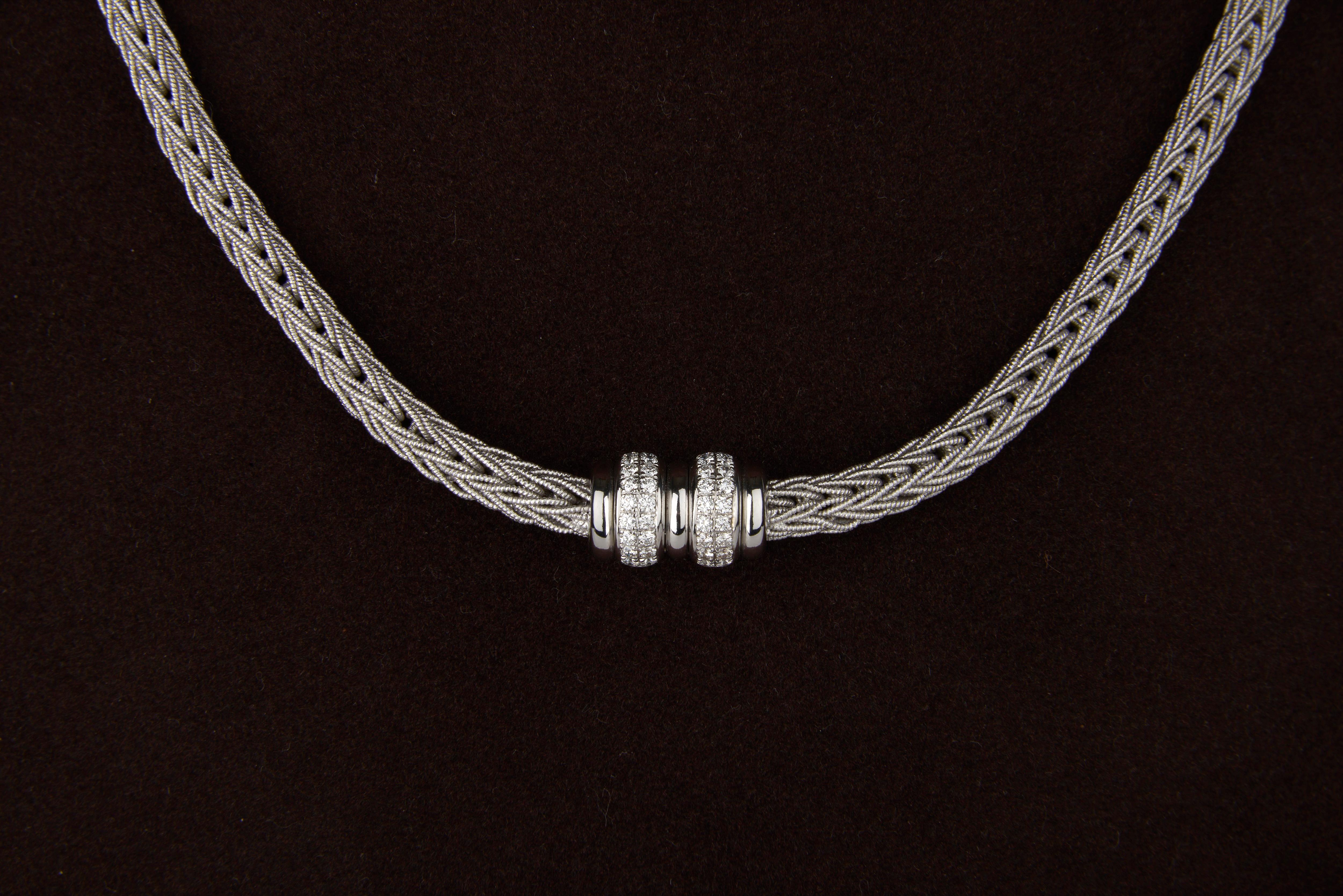 Matthia's & Claire 18 Karat Weißgold „„Etruscan““ geflochtene geflochtene Diamant-Halskette (Rundschliff) im Angebot
