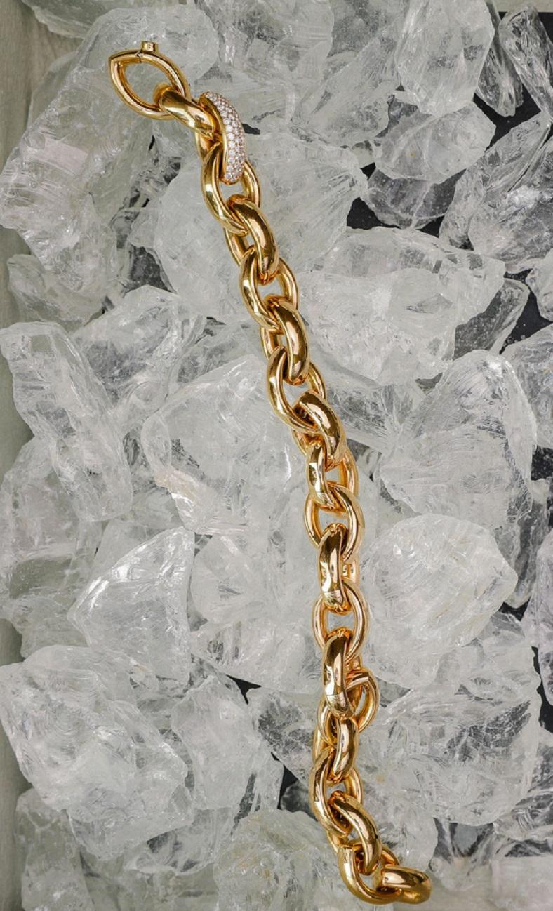 Matthia's & Claire 18k White Gold And White Diamond Link Bracelet With Seamless Hidden Clasp

Our chunky 18k rose gold chain features a focal link studded in white diamond pave. The perfect everyday piece to mix and match with your other jewelry.