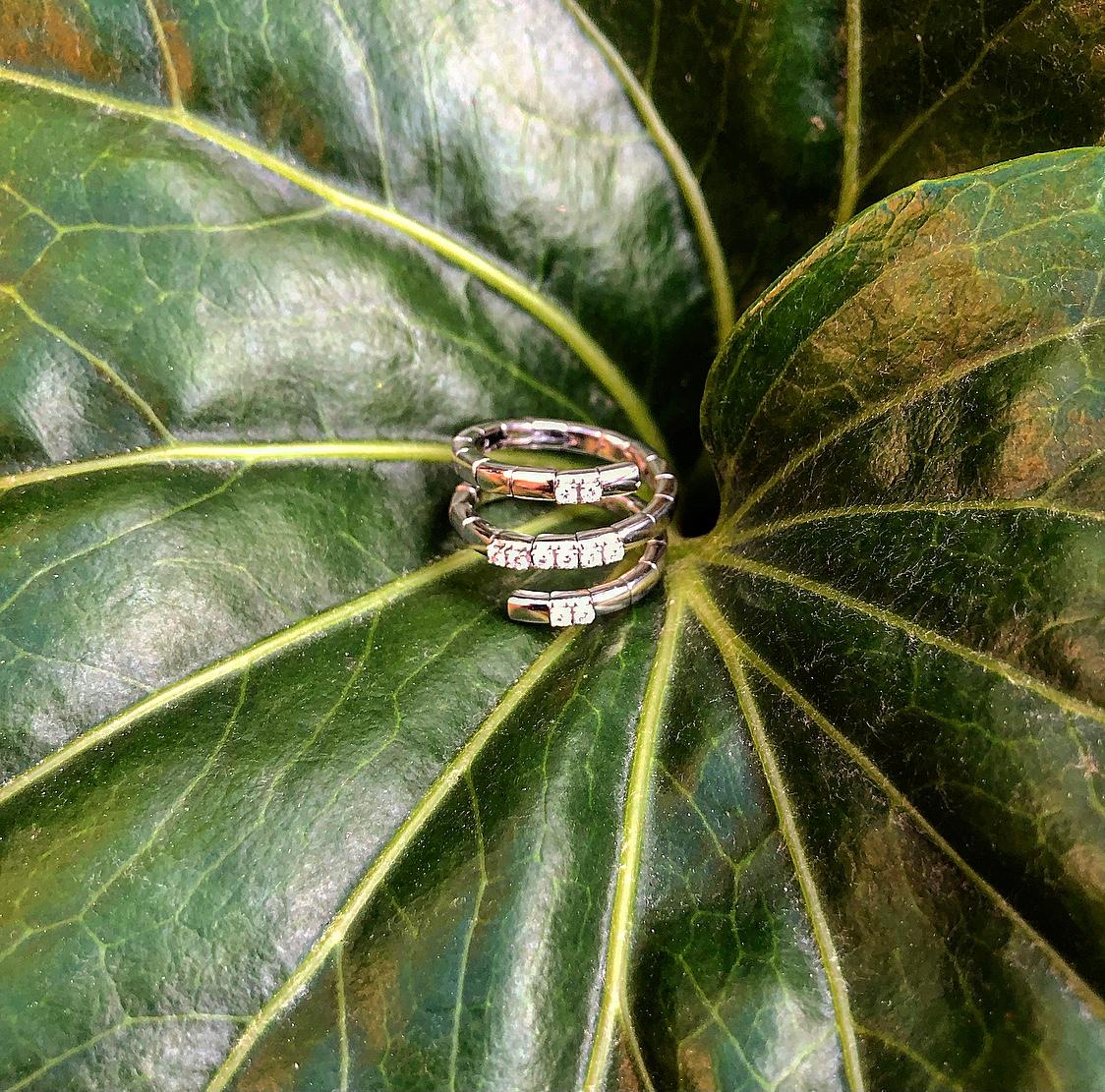 Matthia's & Claire Bague en or blanc 18 carats en forme de spirale avec diamants en vente 1