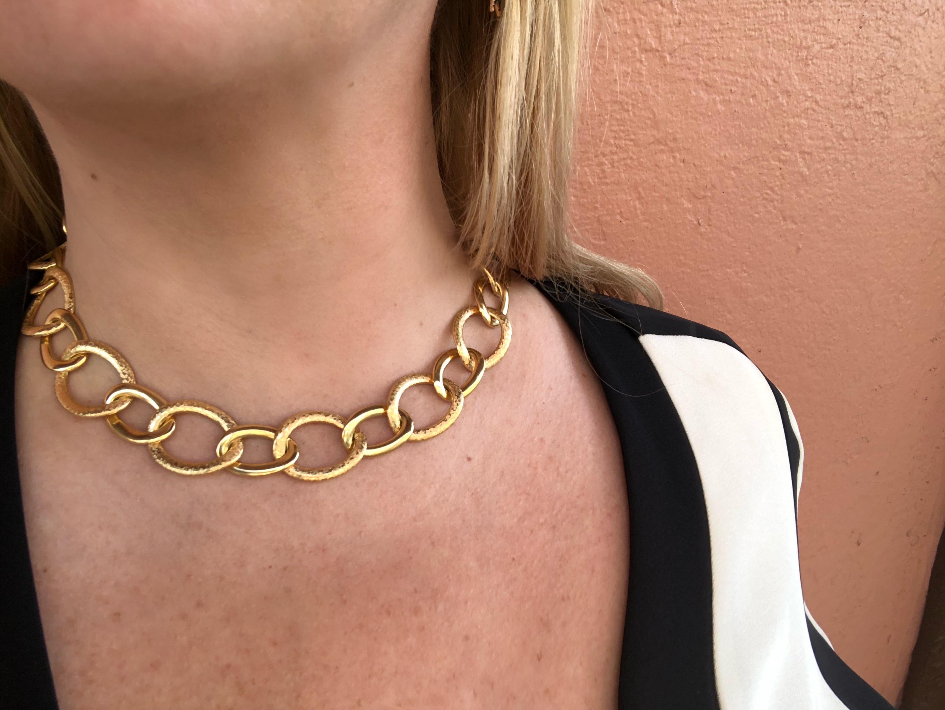 Matthia's & Claire 18k Gelbgold Halskette mit gehämmerten Gliedern Damen im Angebot