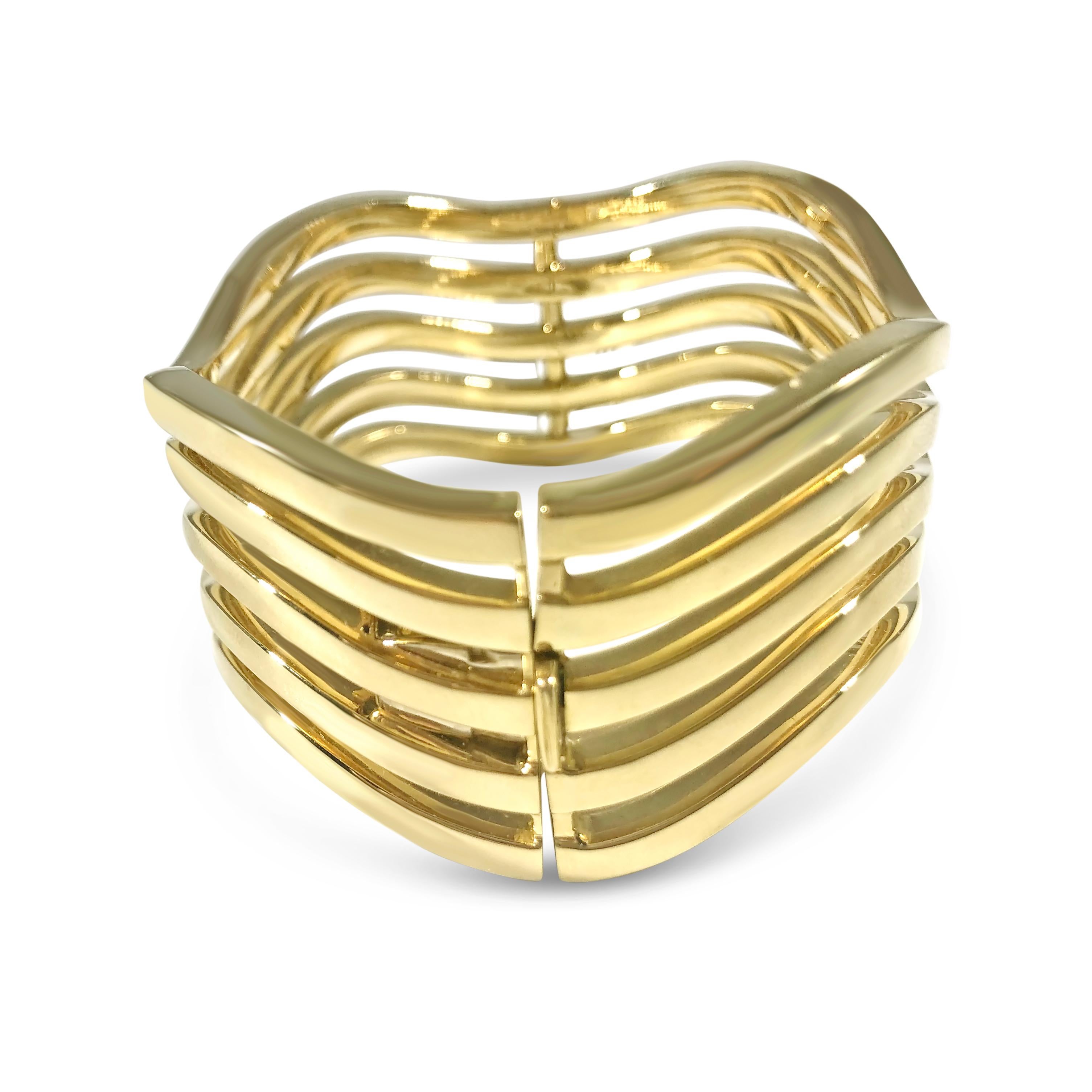 Matthia's & Claire 18k Yellow Gold Three-Row Wave Bangle In New Condition For Sale In New Orleans, LA