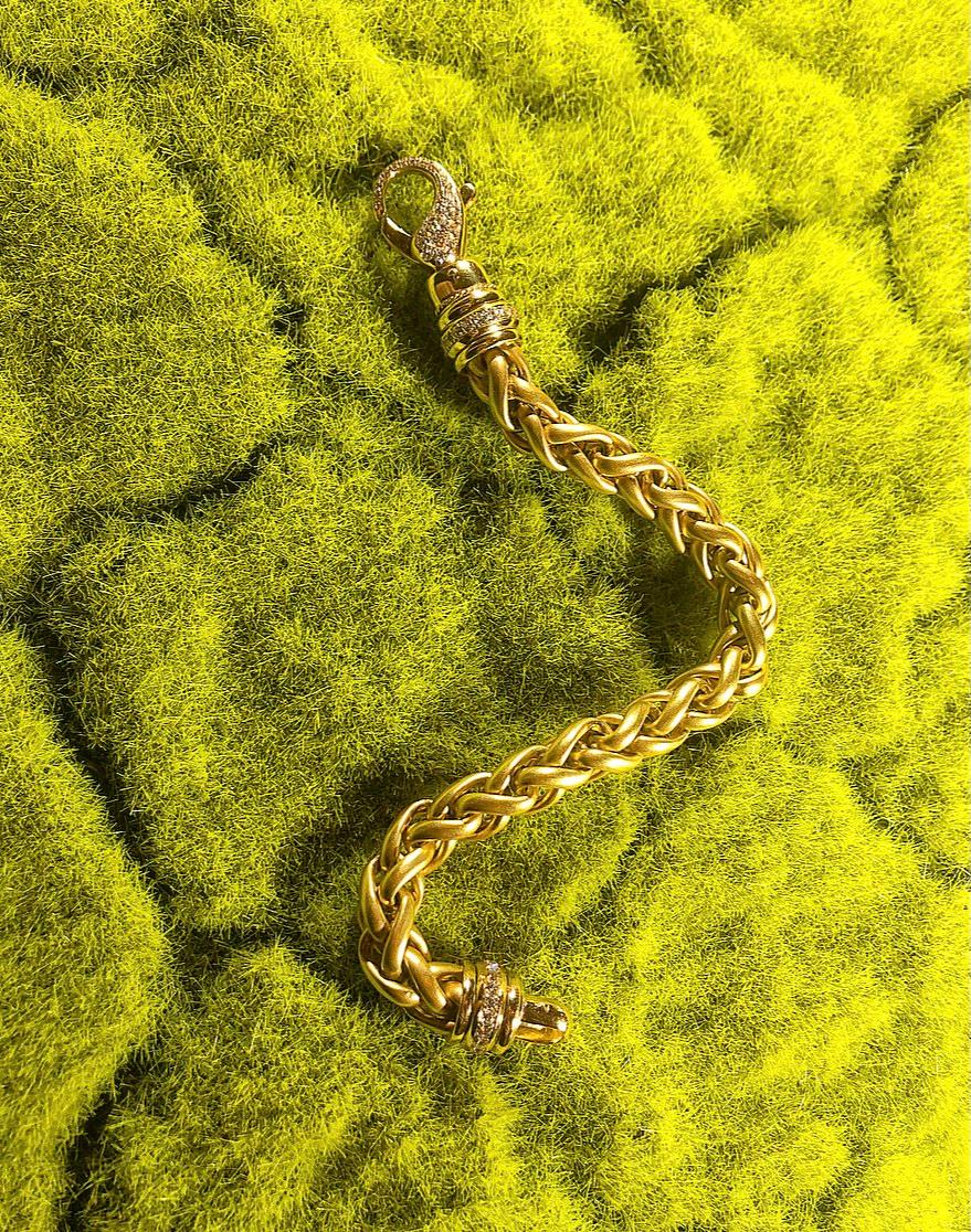 Matthia's & Claire Etrusca Armband aus 18 Karat Gelbgold mit Karabinerverschluss aus Diamant im Zustand „Neu“ im Angebot in New Orleans, LA