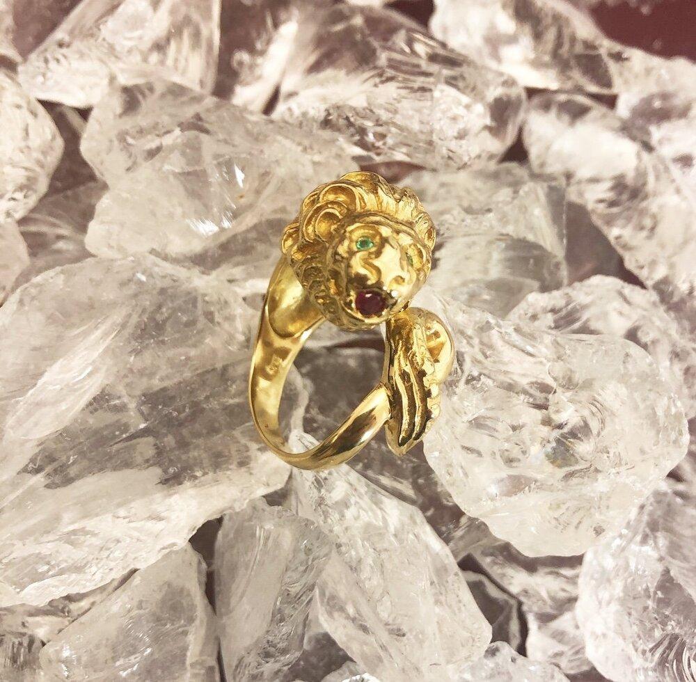 Matthia's & Claire Etrusca Emerald and Ruby Lion 18 Karat Solid Yellow Gold Ring In New Condition For Sale In New Orleans, LA