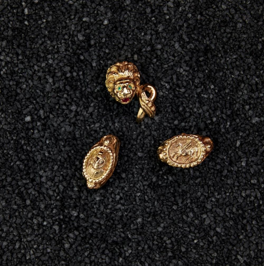 Matthia's & Claire, chevalière Etrusca Soldier and Falcon en or jaune 18 carats en vente 1