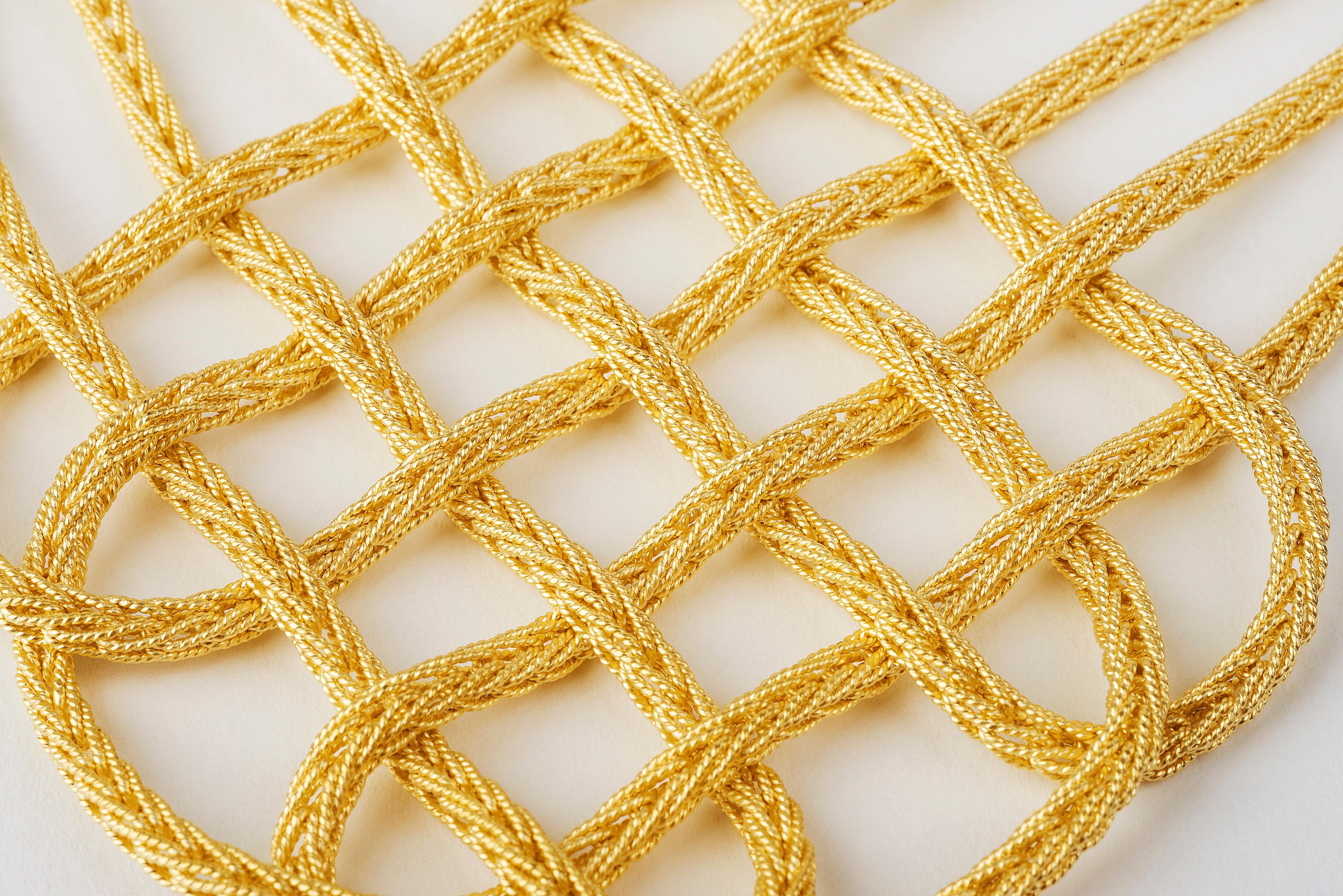 Matthia's & Claire Etruscan 18K Gelbgold Collier geflochtene Statement-Halskette passt perfekt zu einem einfachen Outfit für einen Abend oder ein besonderes Ereignis. Die Collection'S Etruscan ist ein charakteristisches Element der Linie Matthia's &