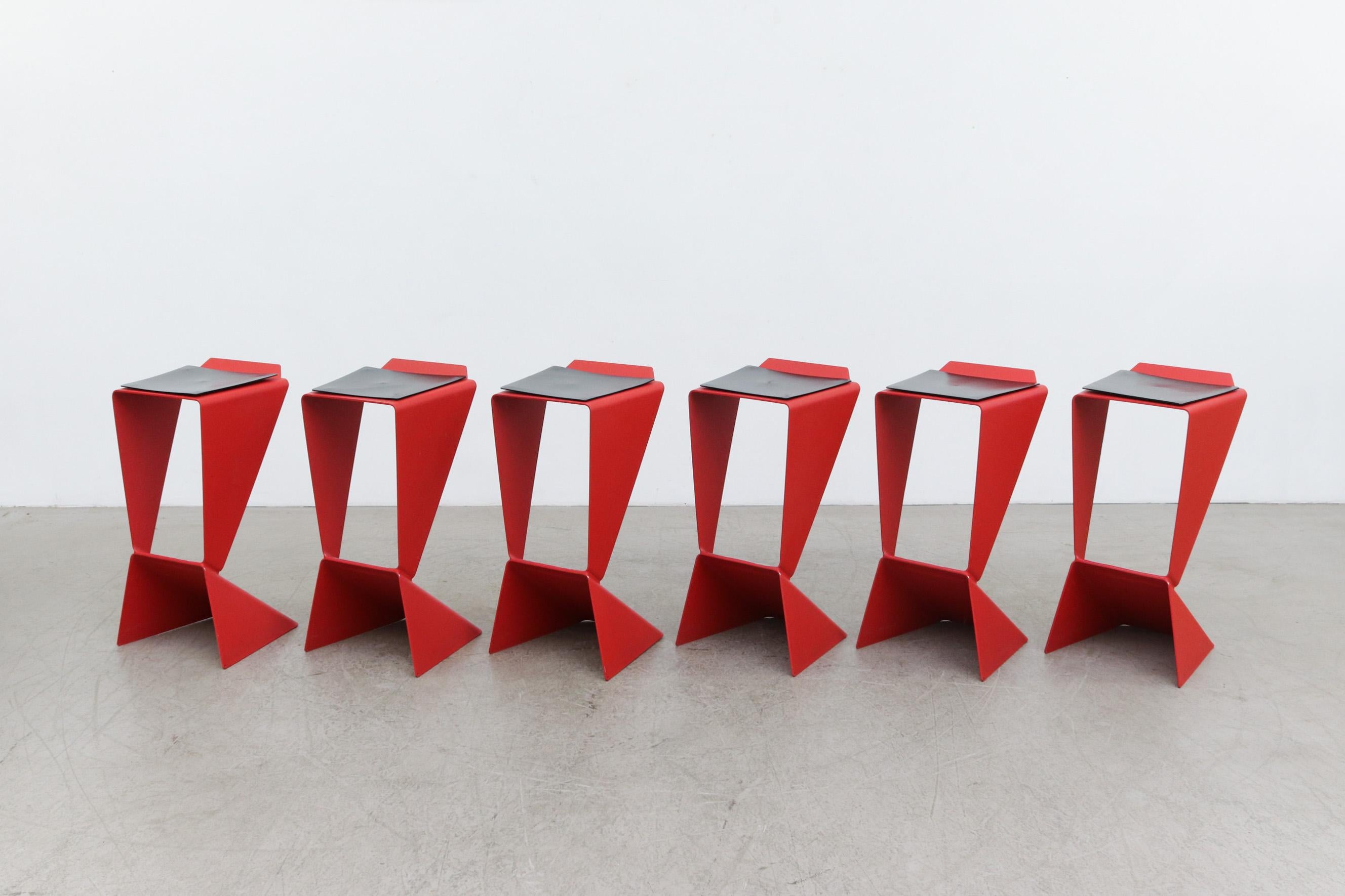 Matthias DeMacker „Icon“ Rote geometrisch emaillierte Barhocker „Icon“ (Italienisch) im Angebot