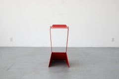 Einzelner rot lackierter Matthias DeMacker „Icon“ Barhocker für B-Line