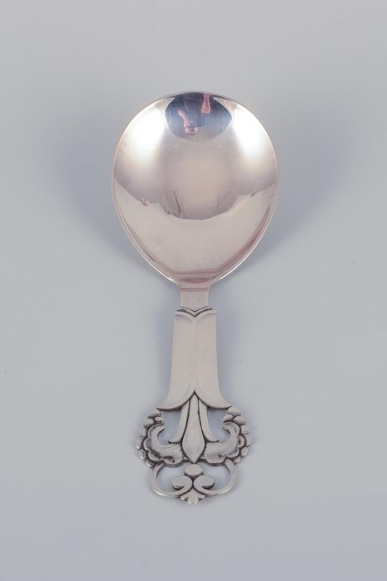 Matthiasen, Danish silversmith. Classic style.
Serving spoon in 830 silver.
Dated 1938.
Hallmarked.
In excellent condition.
Dimensions: Length 16.3 cm x Width 5.8 cm.
