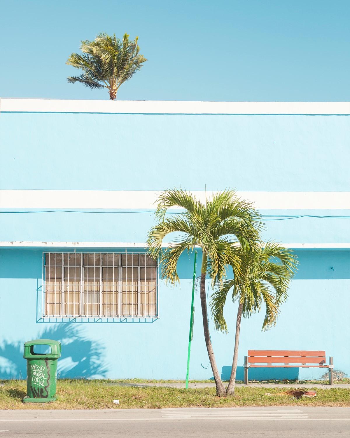 DIALOGUE 02 ist ein Werk des zeitgenössischen französischen Fotografen Matthieu Venot. In dieser Serie durchstreift er die Stadt Miami auf der Suche nach Deco-Architektur. Mit seiner Kamera zerlegt er die urbane Landschaft in Bilder, bei denen der