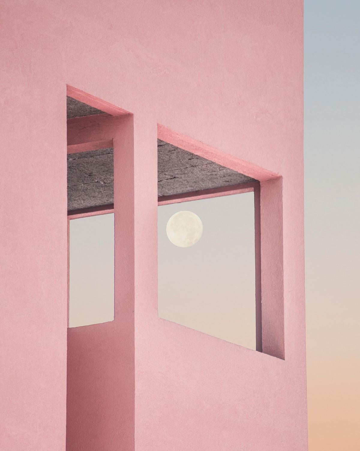 Dieses Werk stellt eine schöne Ansicht eines rosafarbenen Gebäudes mit einem Vollmond darin dar. Es ist ein Fest der Liebe, Zärtlichkeit und Leidenschaft zwischen zwei Wesen. Es könnte also das ideale romantische Geschenk sein, um Ihre Gefühle zum