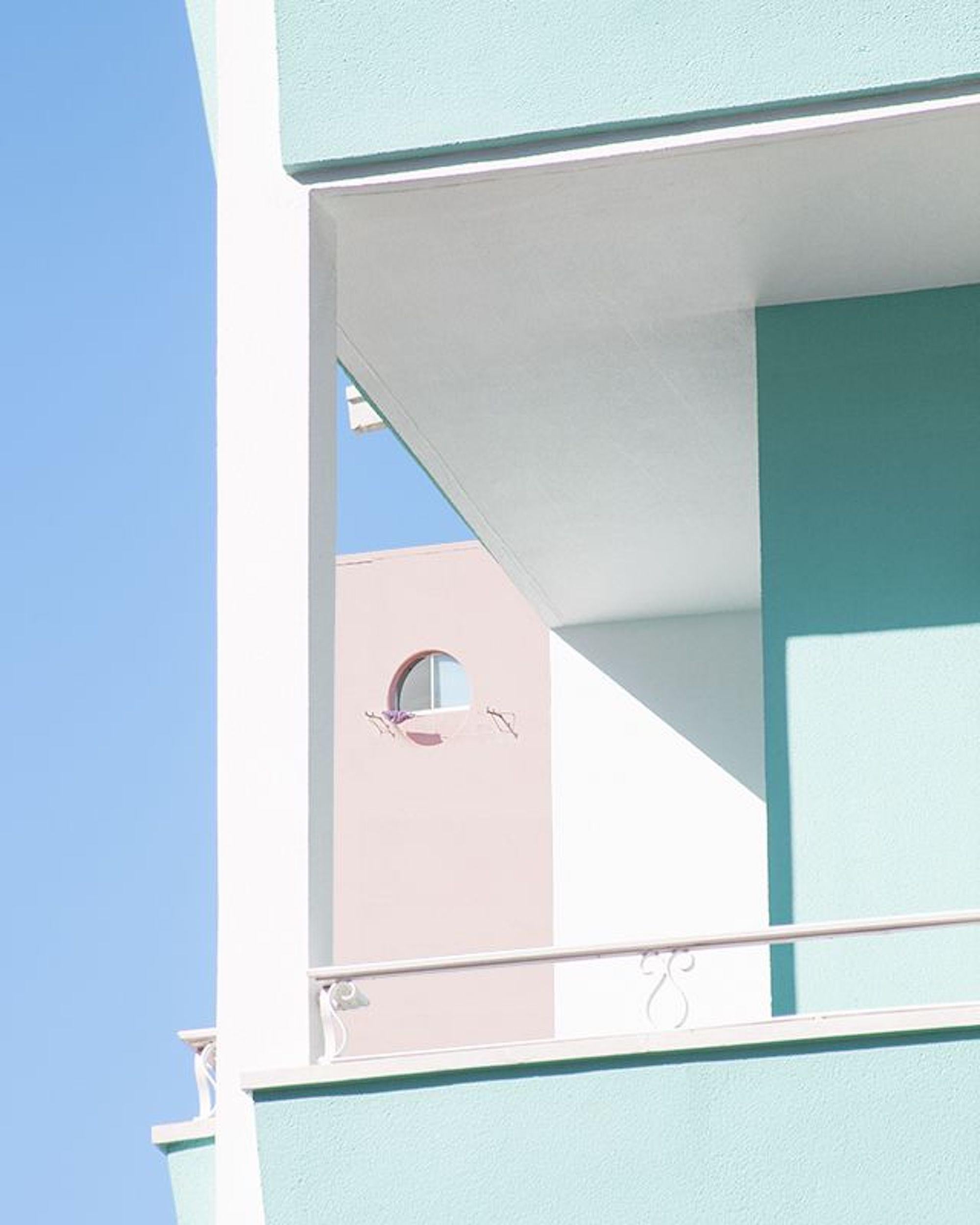 N°14, Serie Ilusiones de Matthieu Venot - Fotografía de arquitectura, enmarcada en venta 1