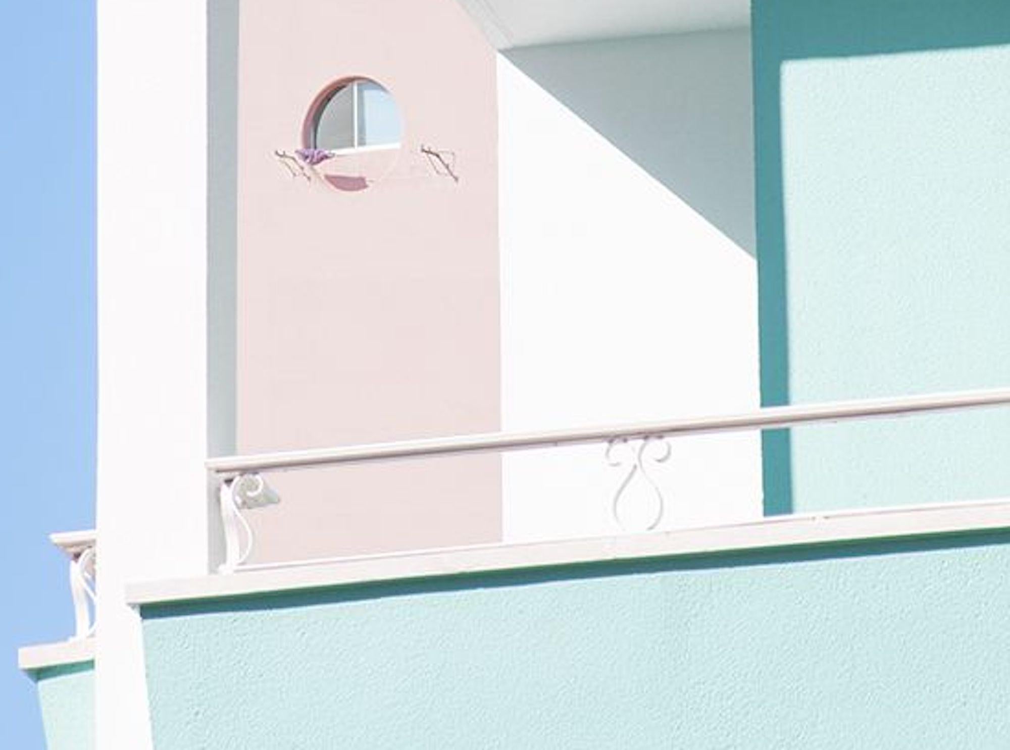 N°14, Serie Ilusiones de Matthieu Venot - Fotografía de arquitectura, enmarcada en venta 4