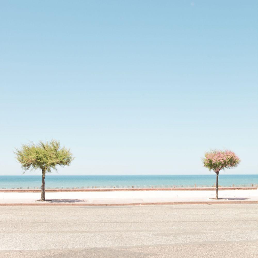 Untitled I ist eine Fotografie des zeitgenössischen französischen Fotografen Matthieu Venot aus der Serie "Faded Glory" in limitierter Auflage. Dieses Foto wurde in Soulac-sur-mer aufgenommen und zeigt eine sonnige, bunte, sehr leere, fast