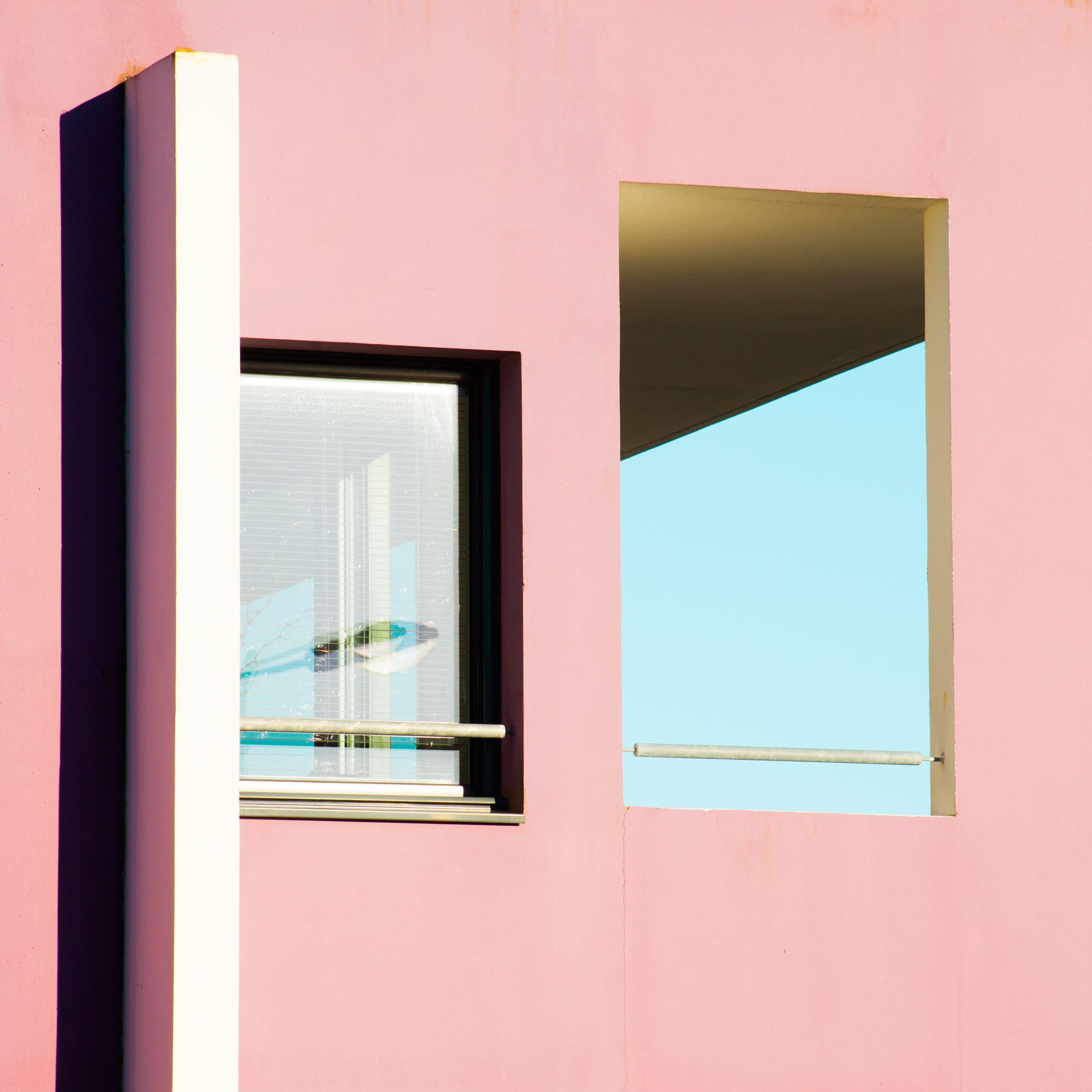 Untitled II di Matthieu Venot - Fotografia astratta, architettura, muro rosa