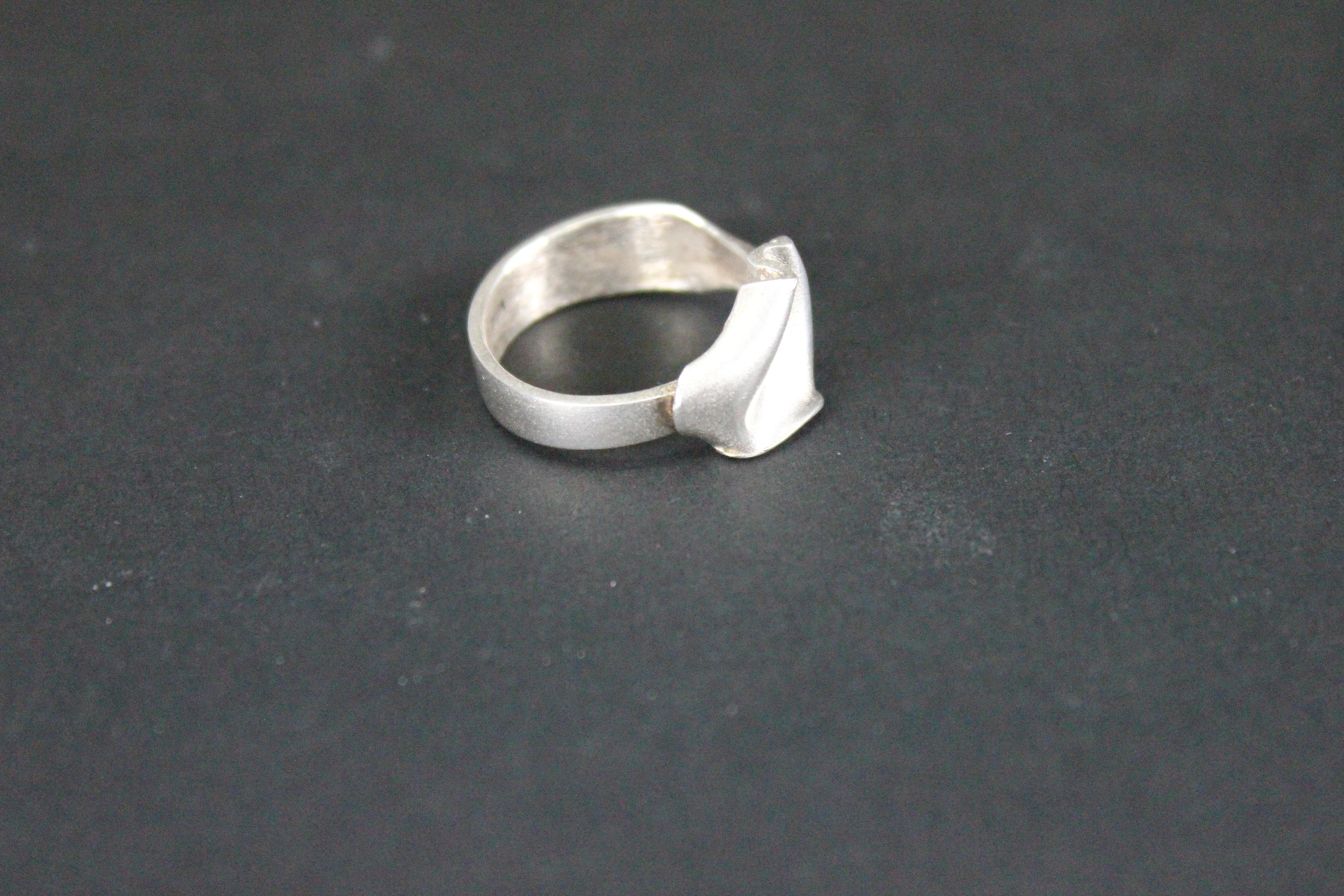 Sterling silver ring from turku Finland. Design Matti Hyvärinen.
Good vintage condition.
Ring size adjustable.