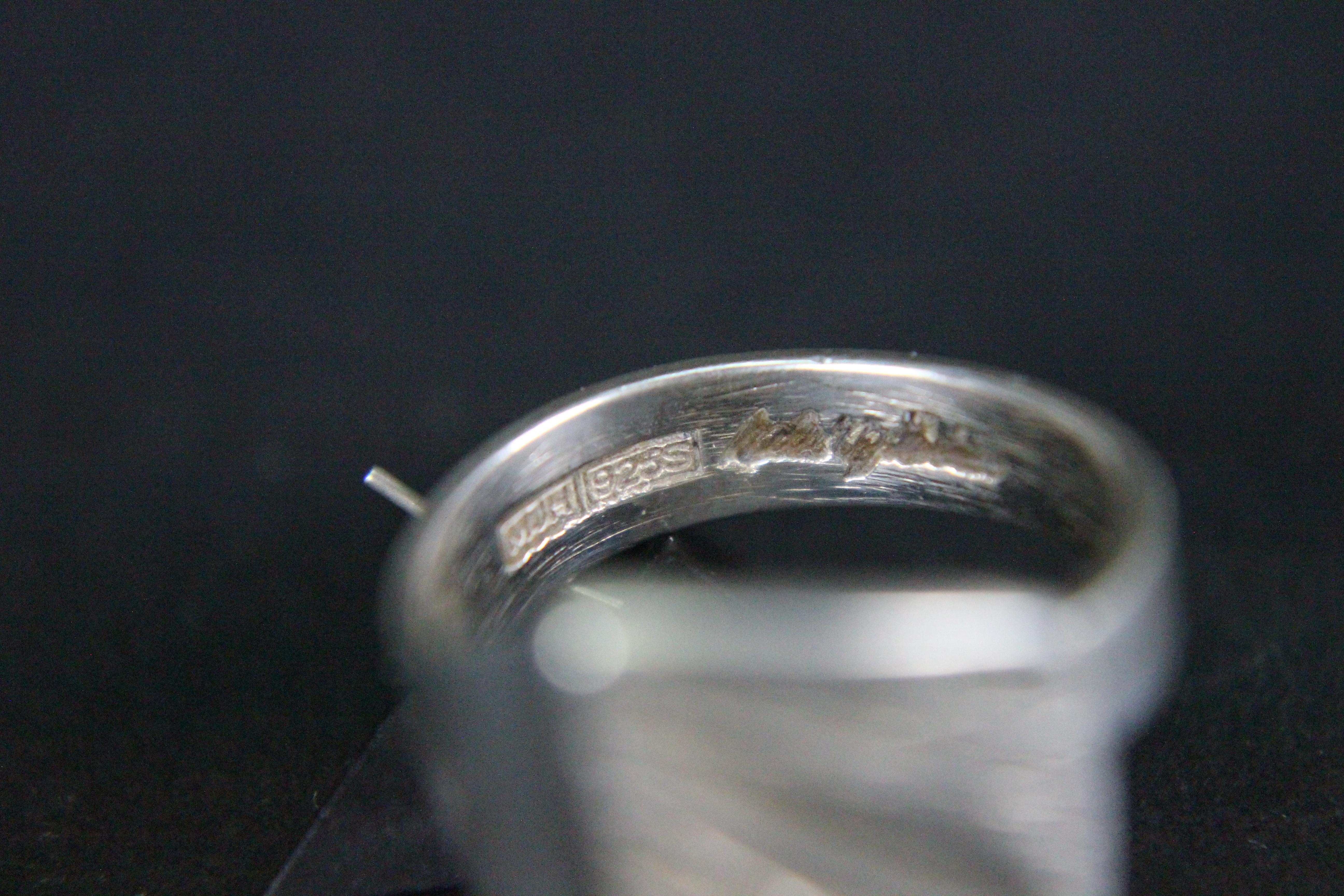 Sterling silver ring from turku Finland. Design Matti Hyvärinen.
Good vintage condition.
Ring size adjustable.