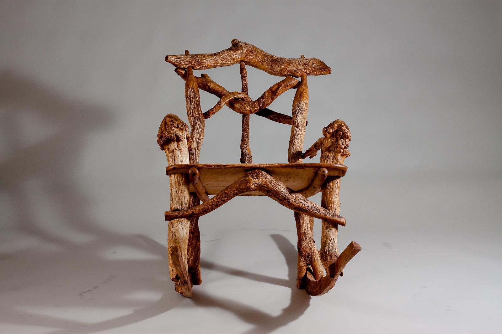 Arts and Crafts Matti Savijärvi, sedia a dondolo con radice d'albero unica del 1920 in vendita