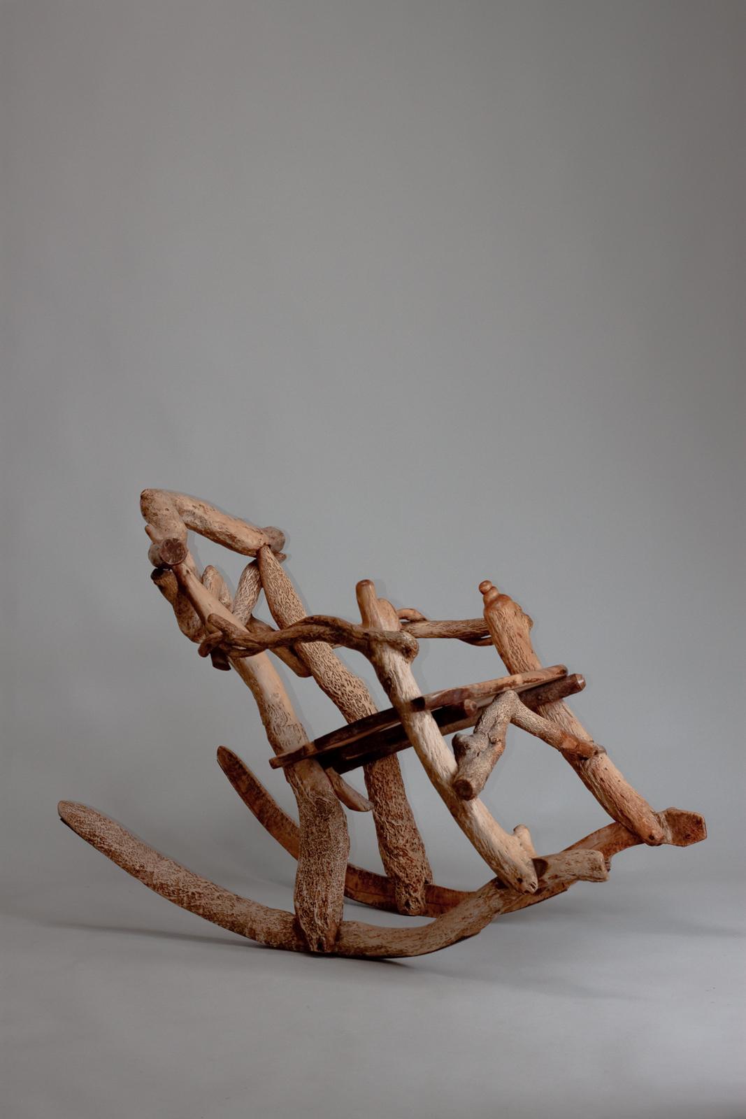 Fauteuil à bascule sculptural finlandais fabriqué à partir de racines d'arbres. Matti Savijärvi fabriquait ce type de chaises et les offrait souvent à ses amis artistes, tels que Jean Sibelius et Pekka Halonen.