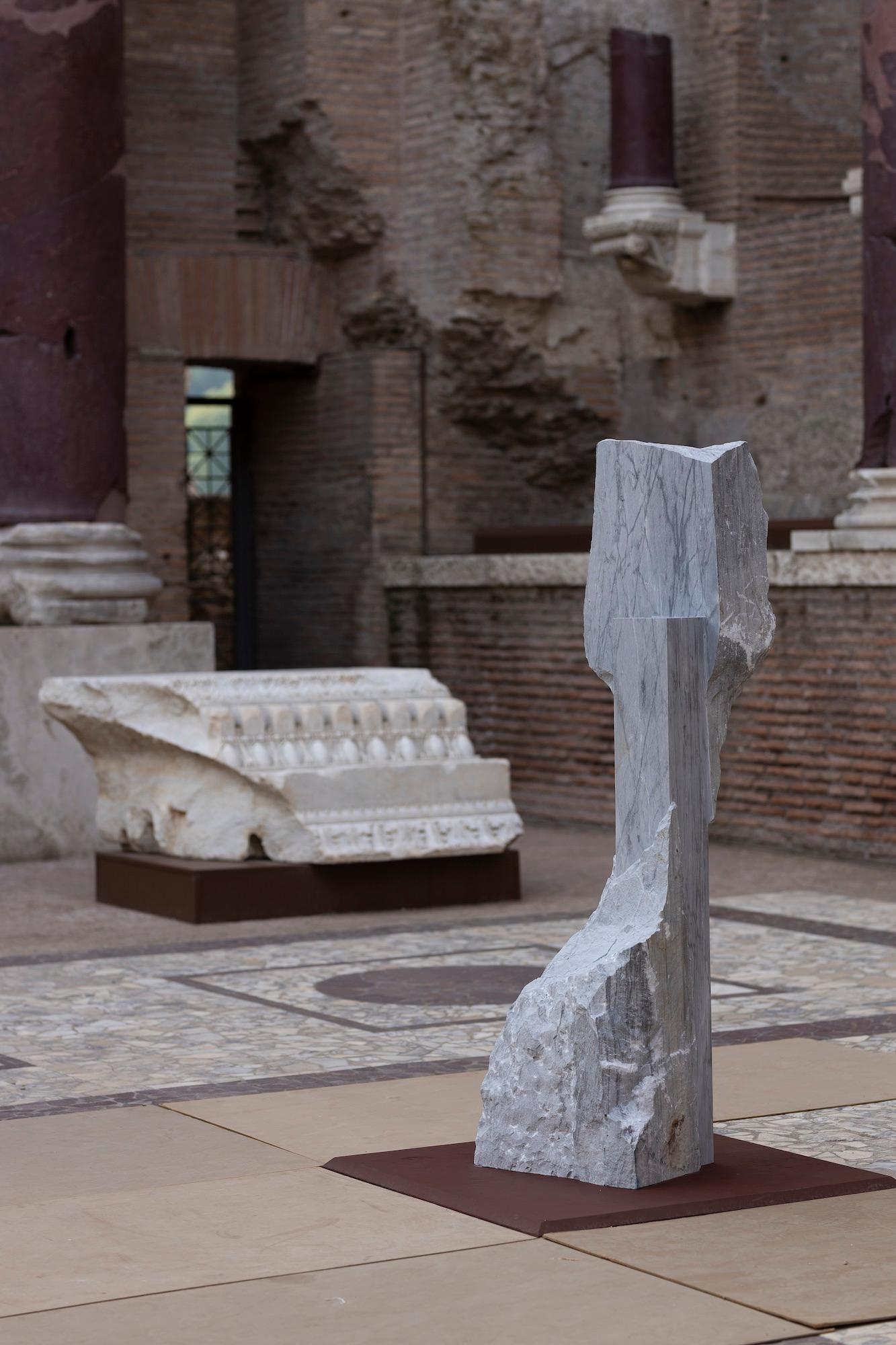 Korè-Bardiglio by Mattia Bosco - Monumental sculpture, marble, Rome exposition For Sale 3