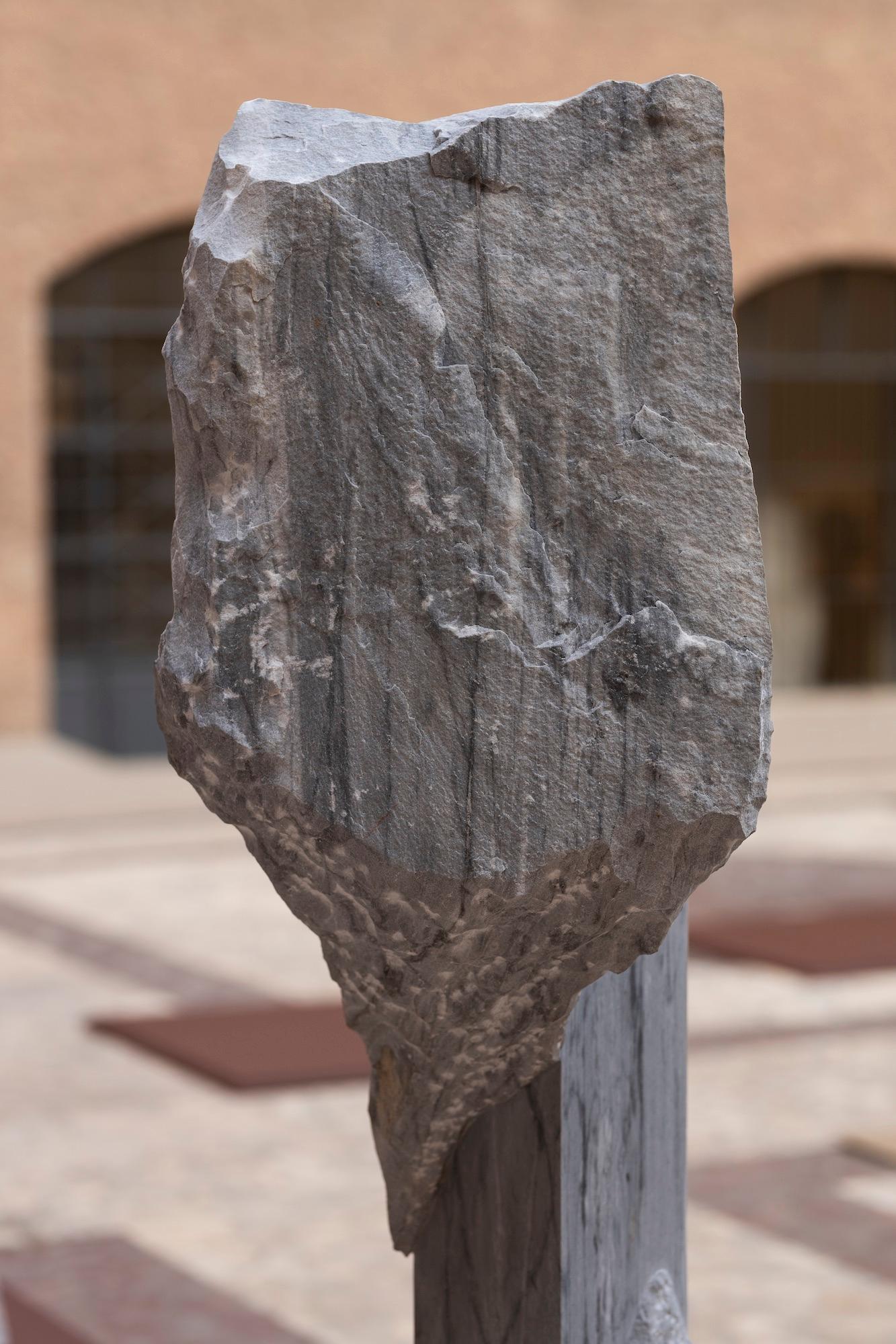 Korè-Bardiglio di Mattia Bosco - Scultura monumentale, marmo, esposizione a Roma in vendita 6