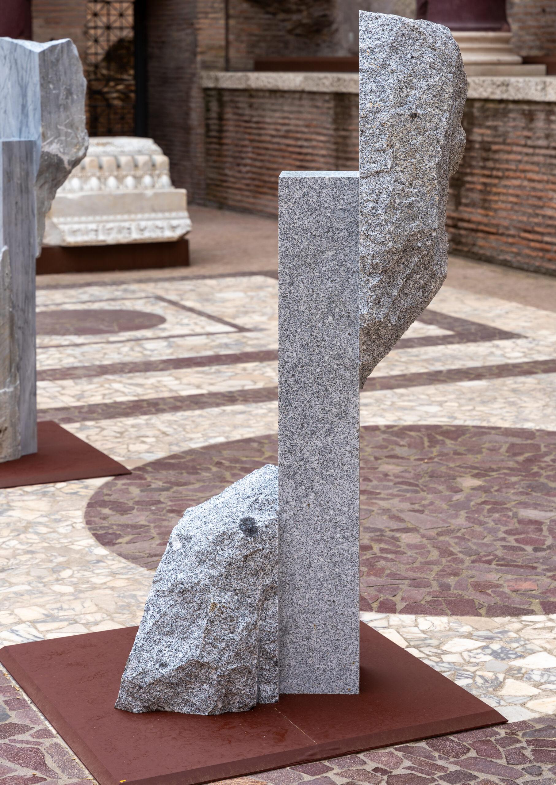 Granit de Korè-Elba par Mattia Bosco - Sculpture monumentale, marbre, Rome, Korai en vente 1