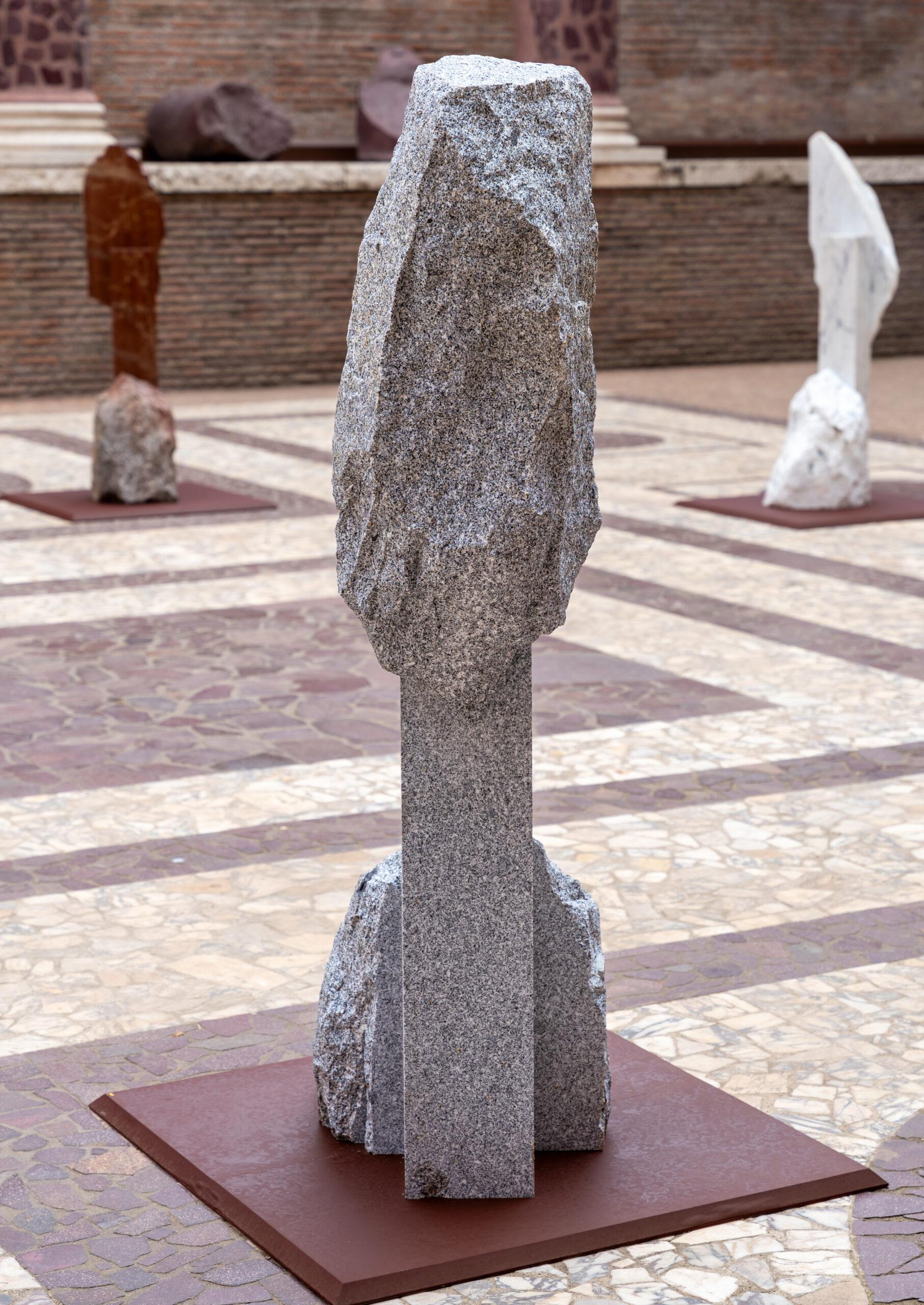 Korè-Elba Granit von Mattia Bosco - Monumentale Skulptur, Marmor, Rom, Korai im Angebot 3