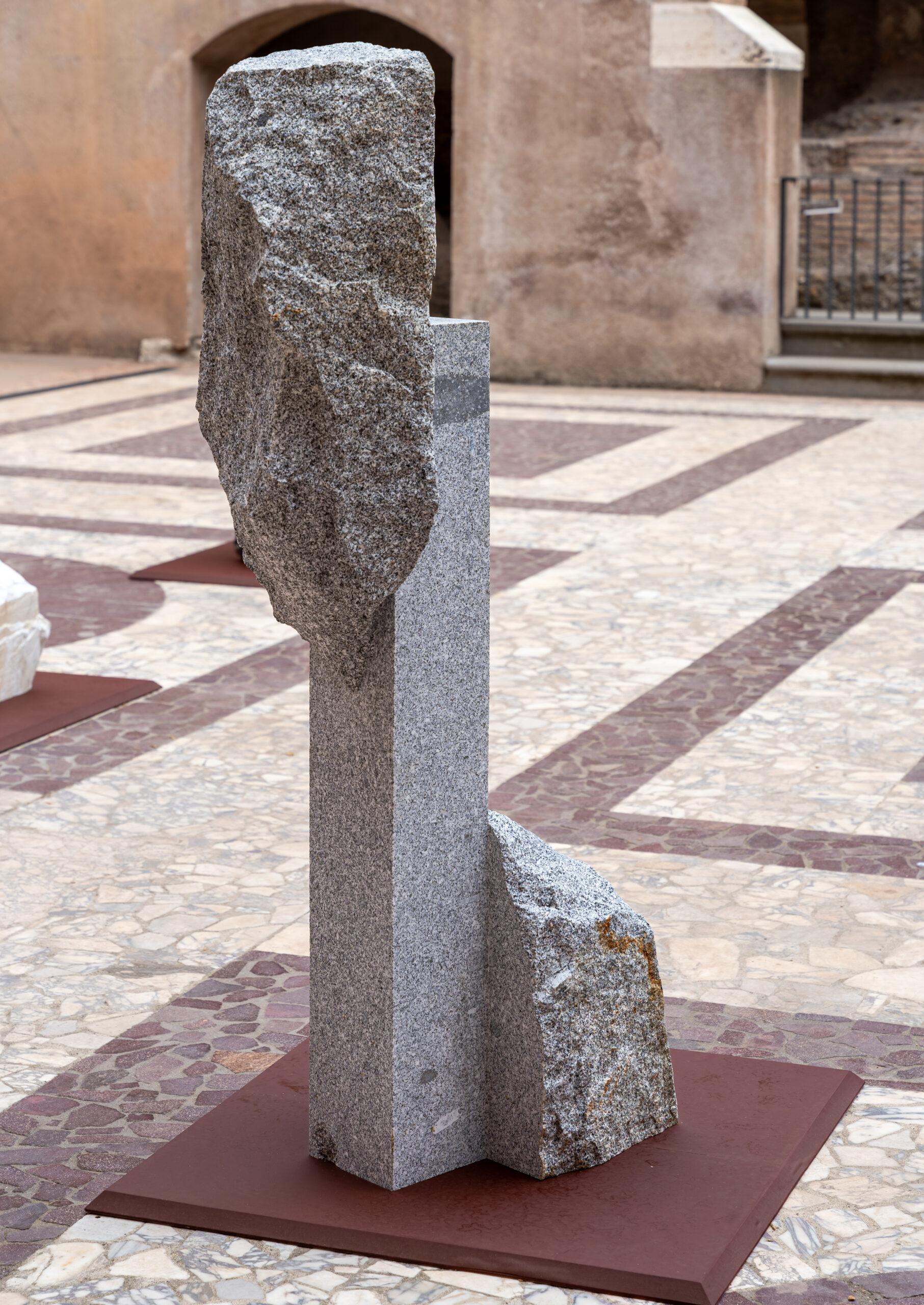Korè-Elba granite by Mattia Bosco - Monumental sculpture, marble, Rome, Korai For Sale 4