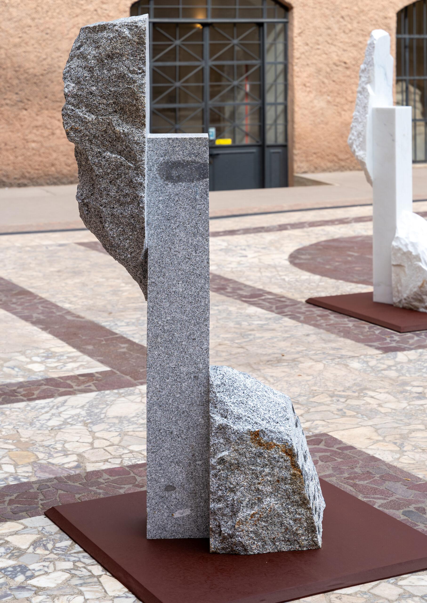 Korè-Elba granite by Mattia Bosco - Monumental sculpture, marble, Rome, Korai For Sale 5