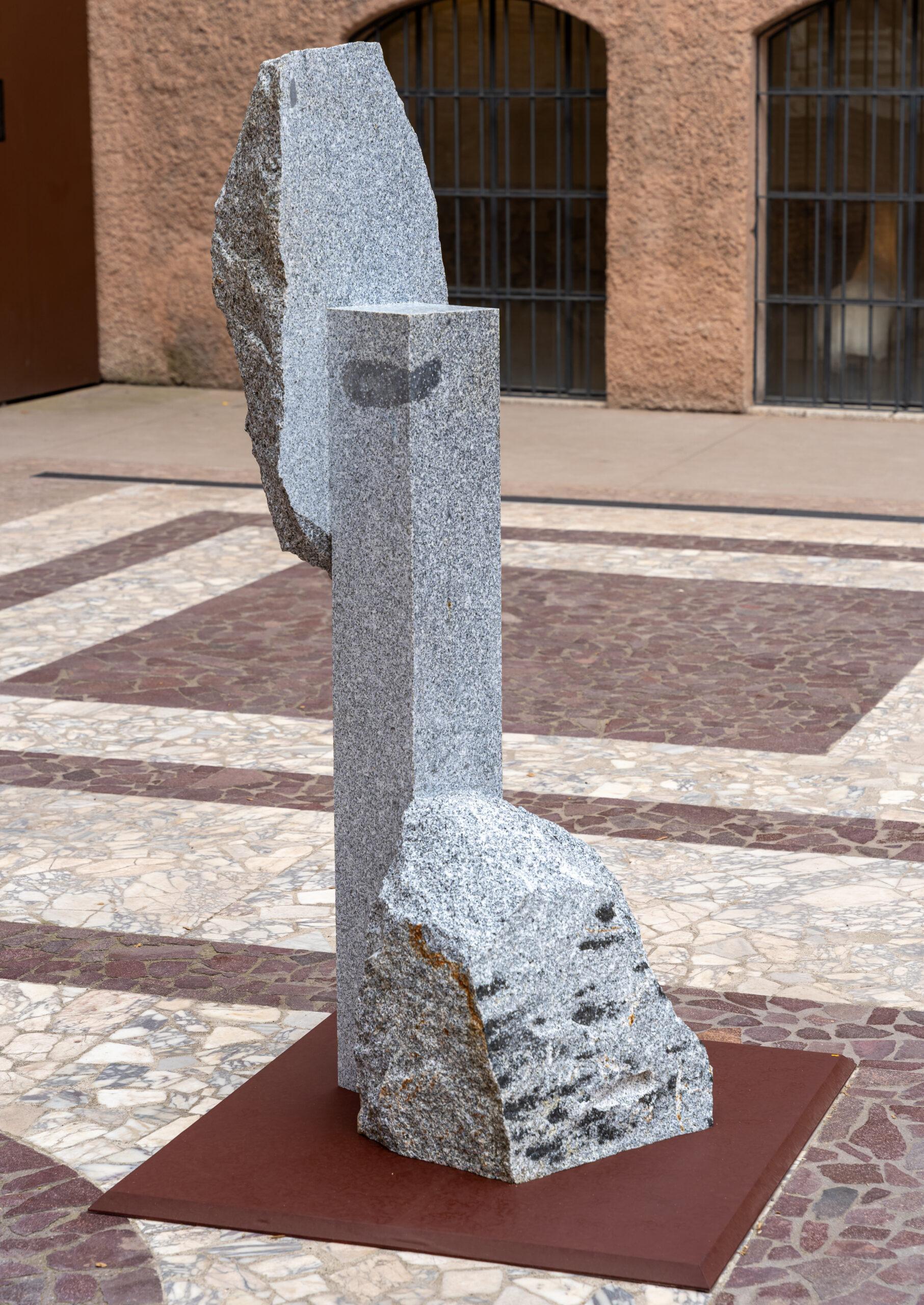 Korè-Elba granite by Mattia Bosco - Monumental sculpture, marble, Rome, Korai For Sale 6