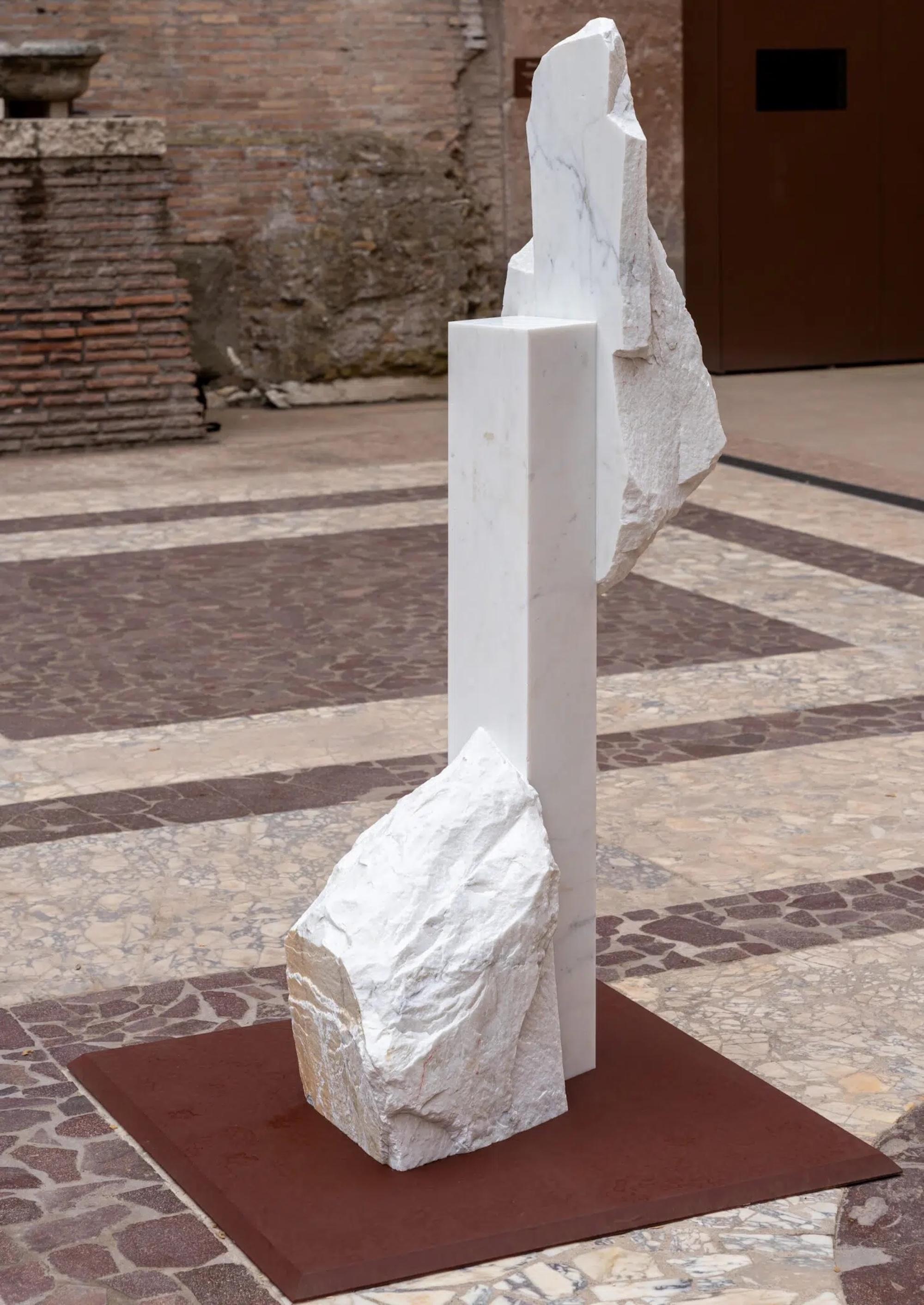 Statue « Korè-Michel-Ange », sculpture abstraite en marbre de 69 pouces de haut, œuvre d'art d'extérieur
