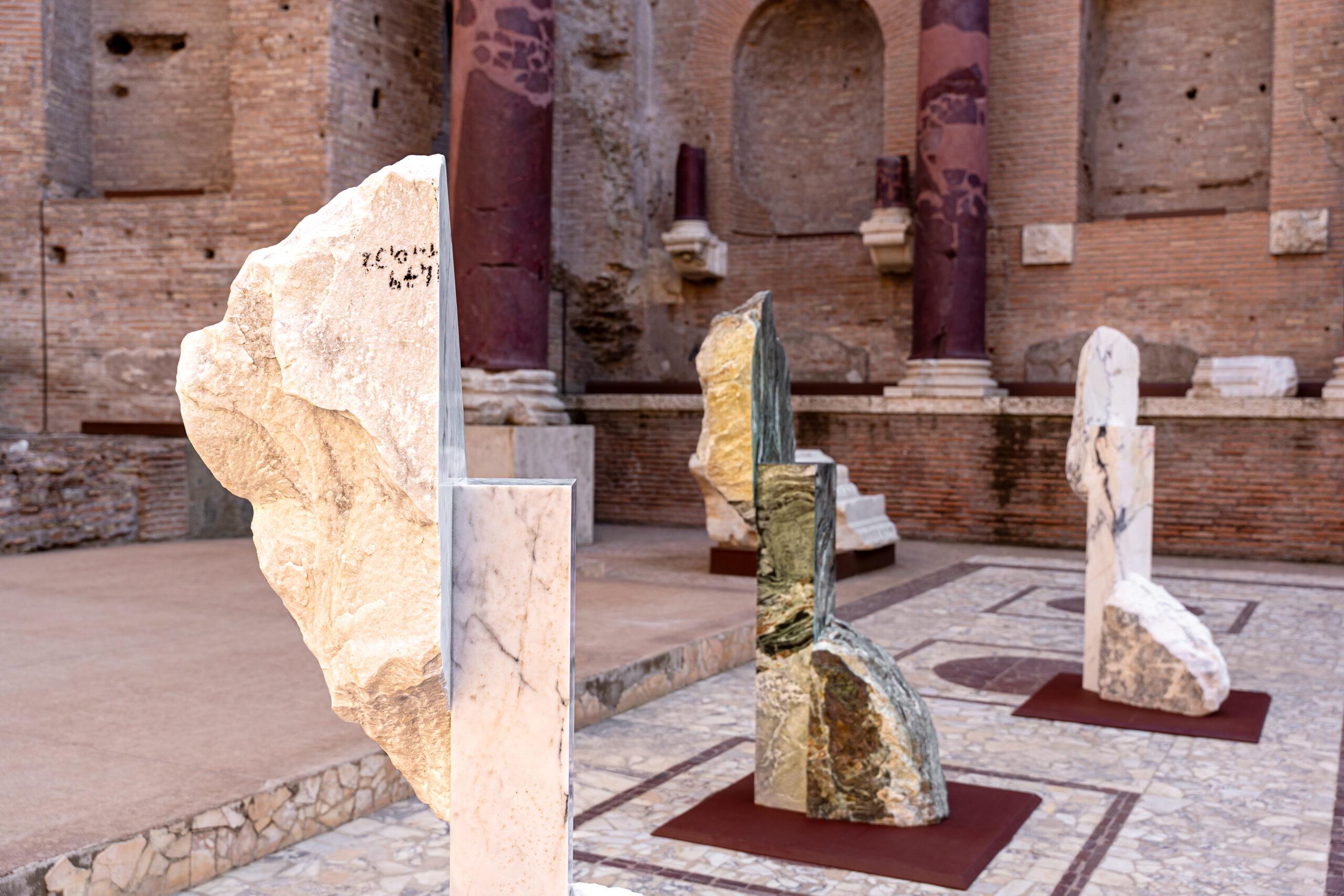 Korè-Paonazzo von Mattia Bosco - Monumentalskulptur, Marmor, Ausstellung in Rom im Angebot 9