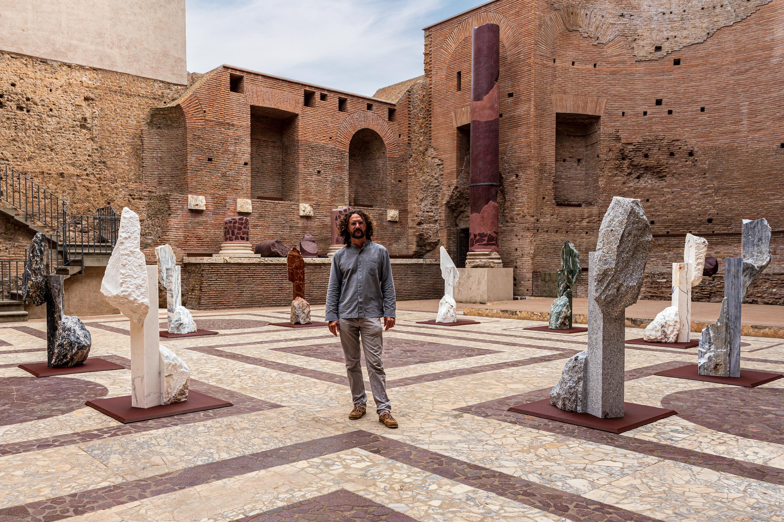 Korè-Paonazzo von Mattia Bosco - Monumentalskulptur, Marmor, Ausstellung in Rom im Angebot 11
