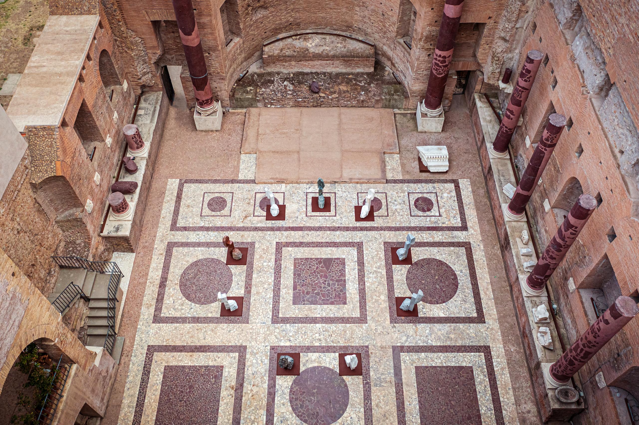 Korè-Paonazzo von Mattia Bosco - Monumentalskulptur, Marmor, Ausstellung in Rom im Angebot 12