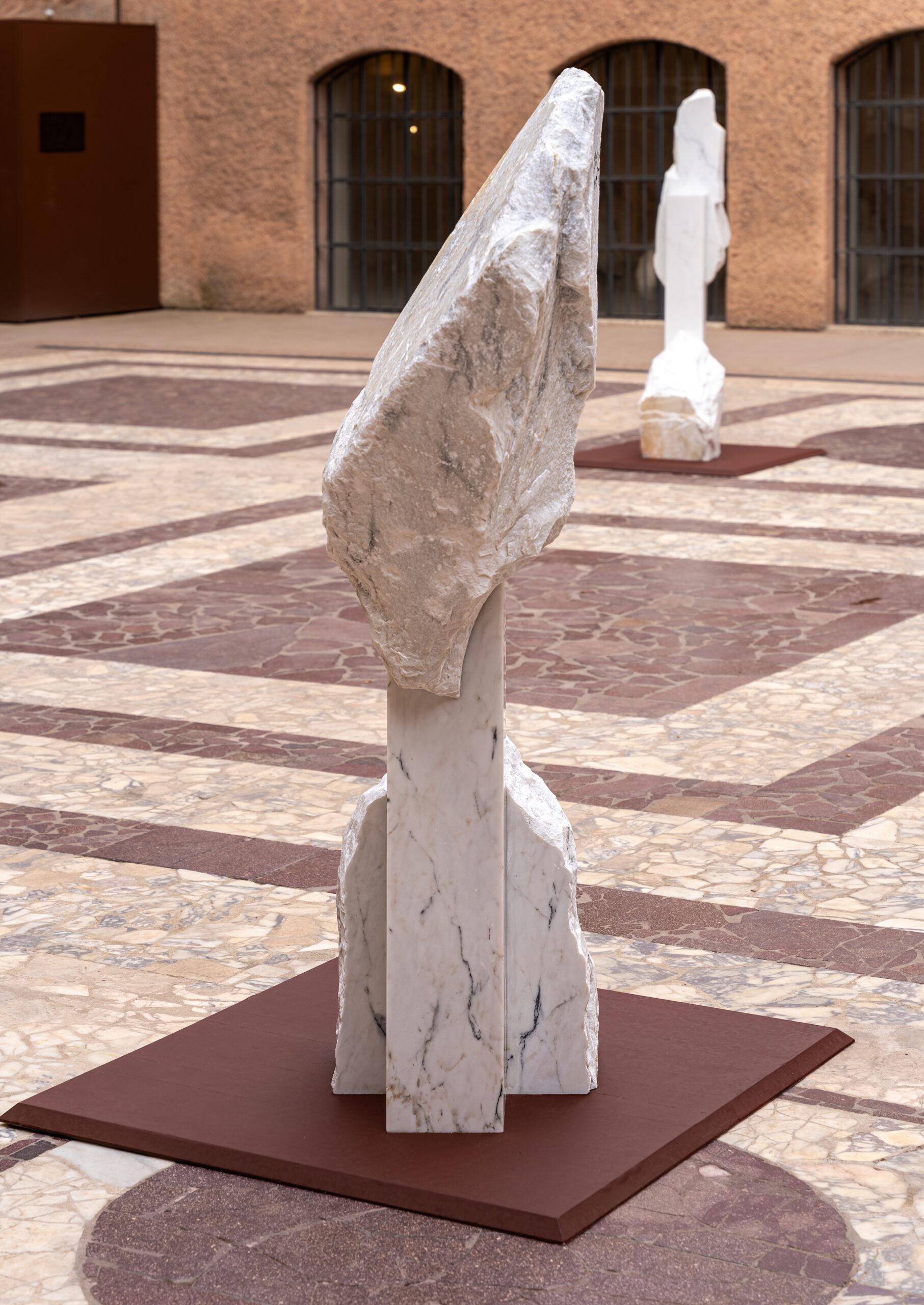 Korè-Paonazzo von Mattia Bosco - Monumentalskulptur, Marmor, Ausstellung in Rom im Angebot 3