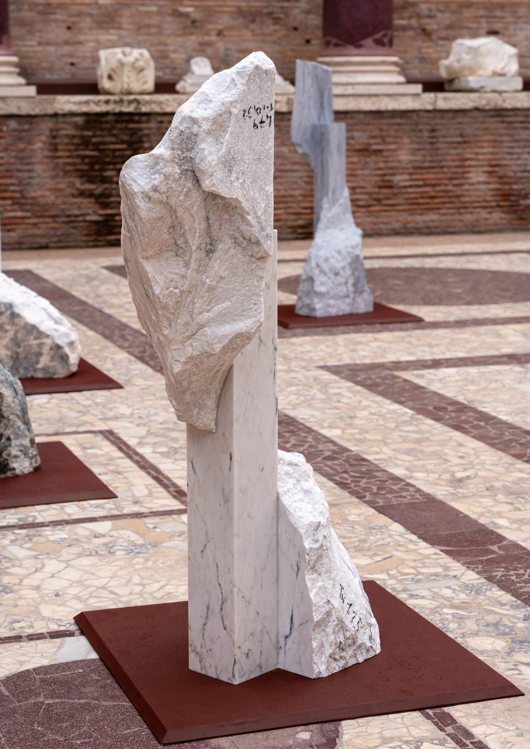 Korè-Paonazzo von Mattia Bosco - Monumentalskulptur, Marmor, Ausstellung in Rom im Angebot 4