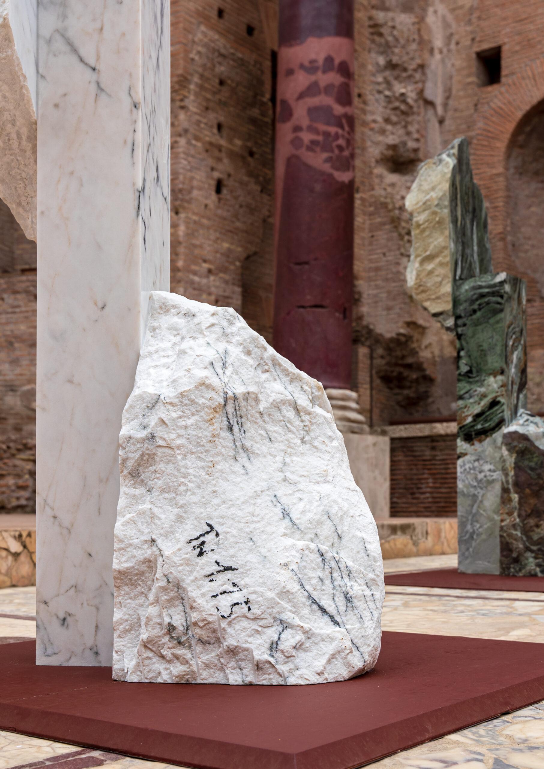 Korè-Paonazzo von Mattia Bosco - Monumentalskulptur, Marmor, Ausstellung in Rom im Angebot 5