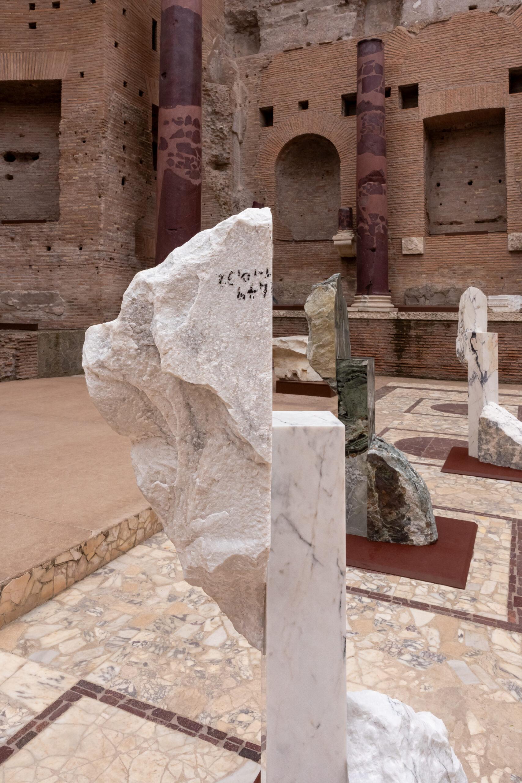 Korè-Paonazzo von Mattia Bosco - Monumentalskulptur, Marmor, Ausstellung in Rom im Angebot 6
